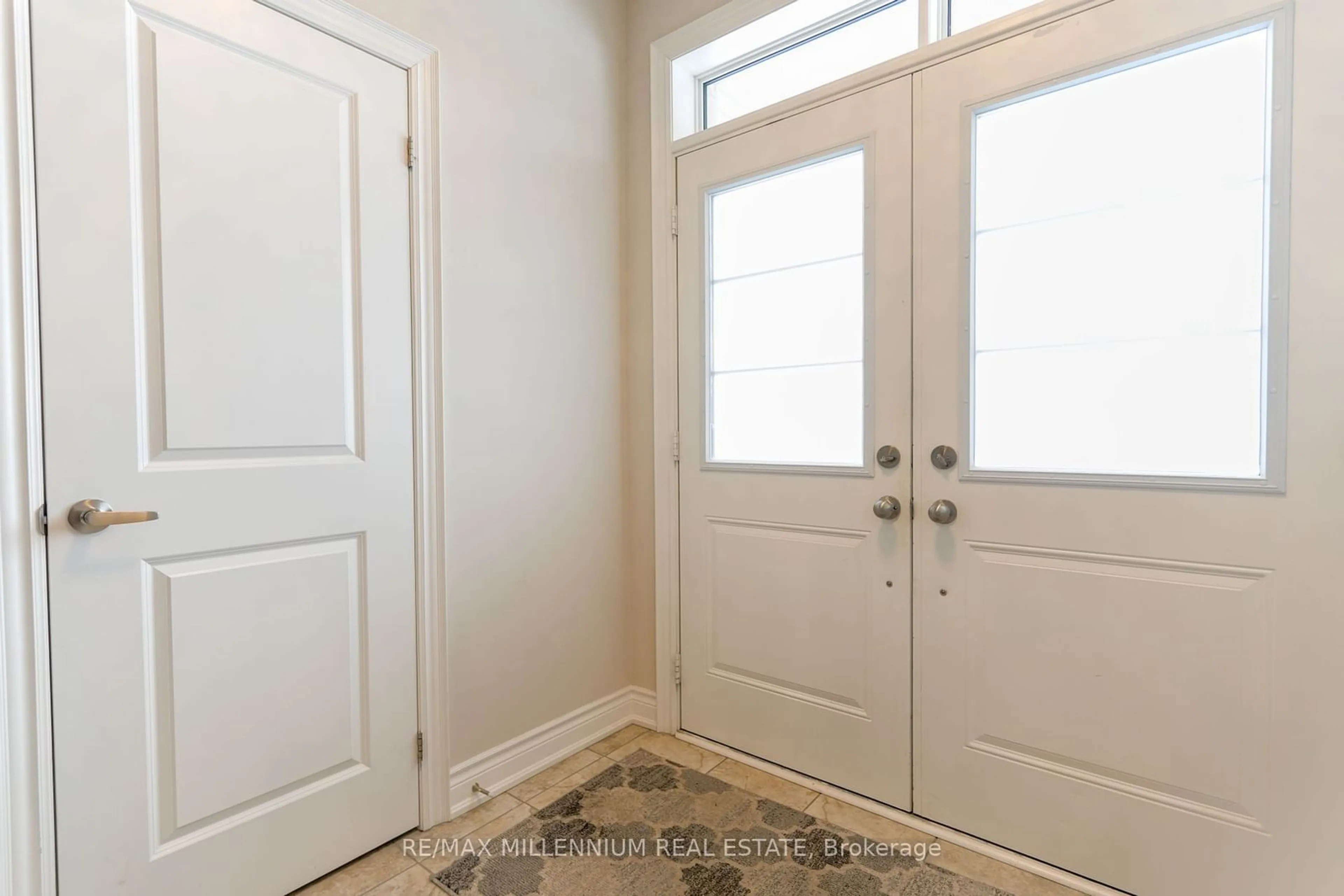 Indoor entryway for 40 Frederick Pearson St, East Gwillimbury Ontario L9N 0R8