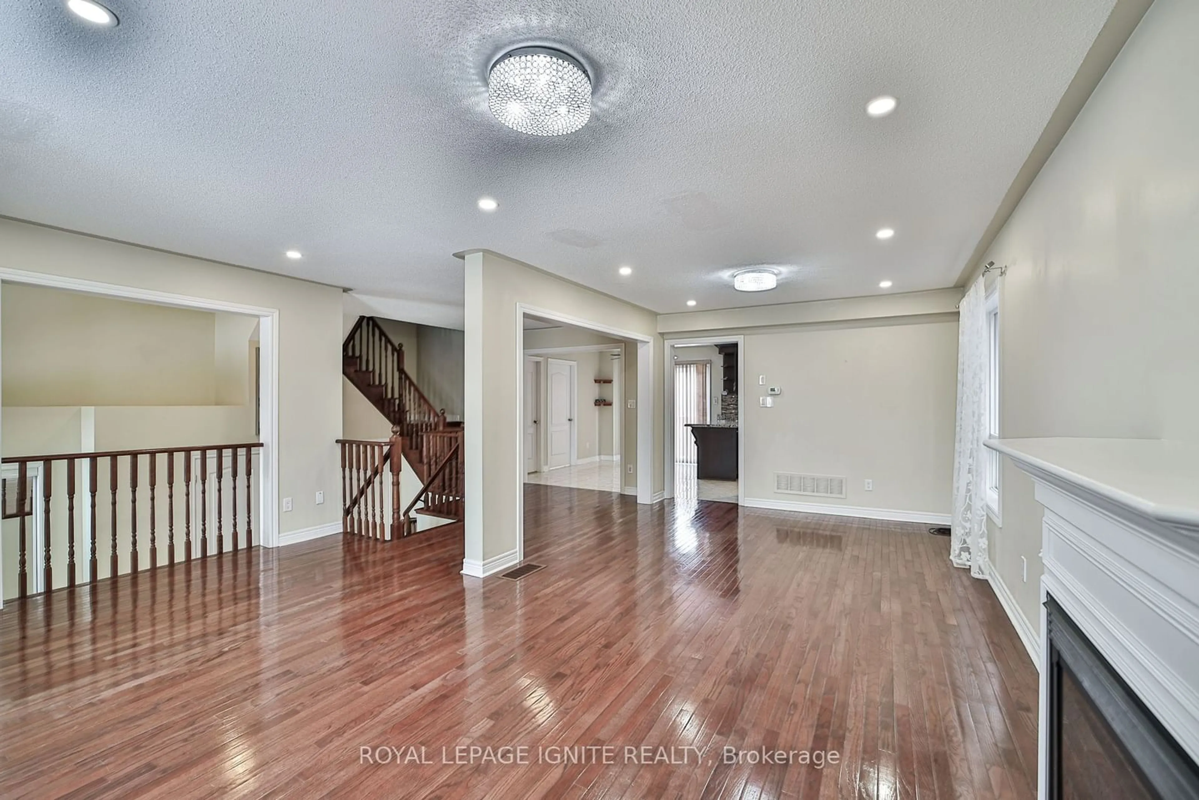 Indoor foyer for 247 Knapton Dr, Newmarket Ontario L3X 3B7