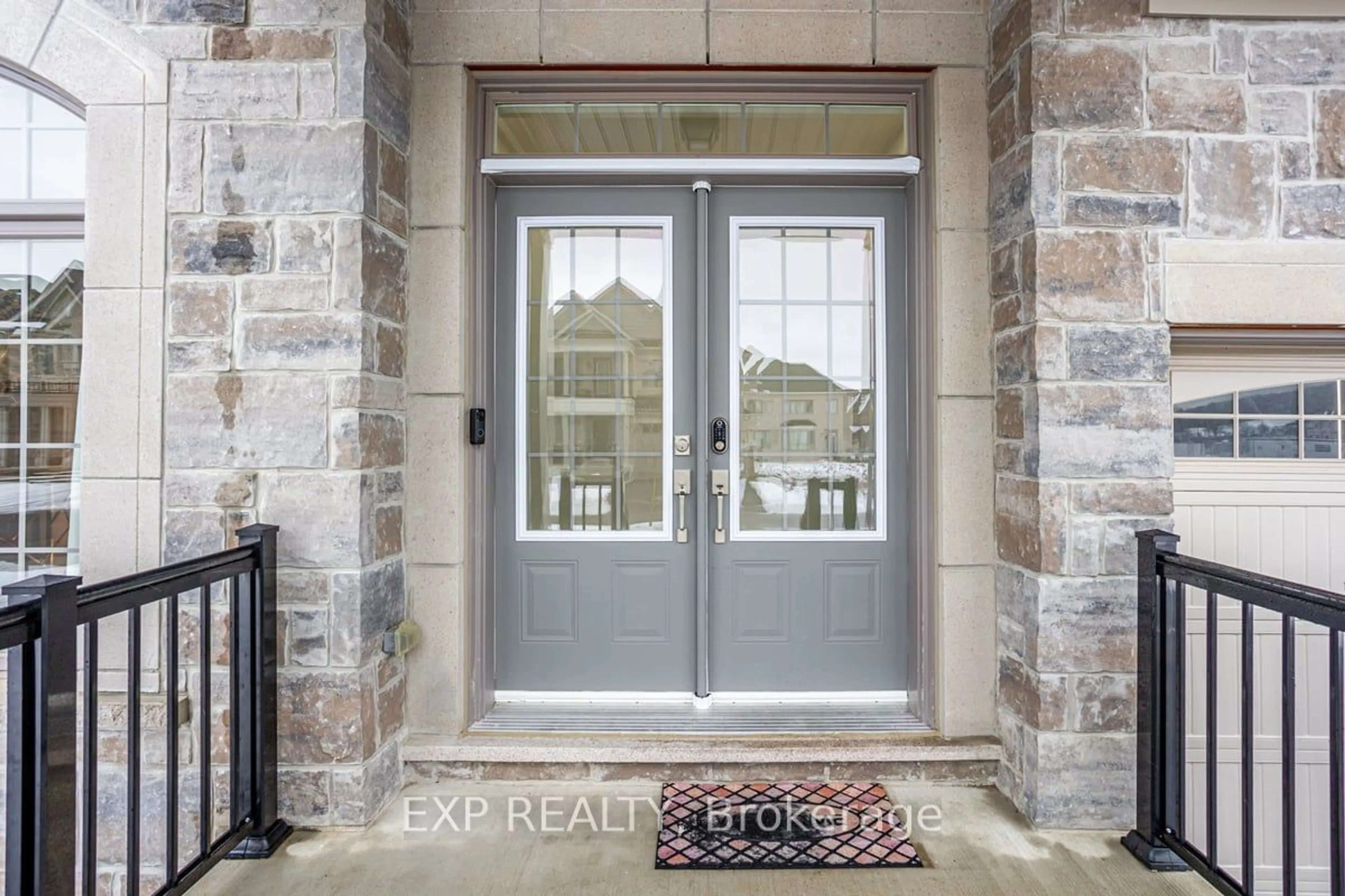 Indoor entryway for 19 Concert Hill Way, East Gwillimbury Ontario L9N 0W9