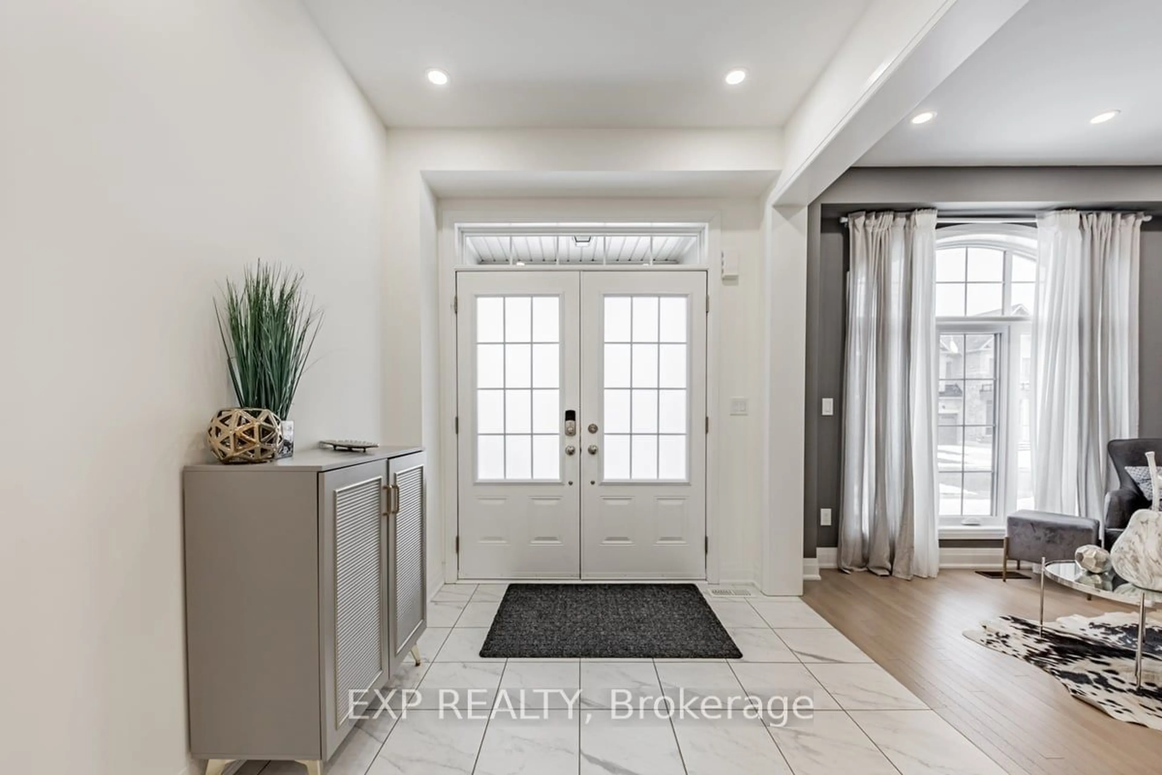 Indoor entryway for 19 Concert Hill Way, East Gwillimbury Ontario L9N 0W9