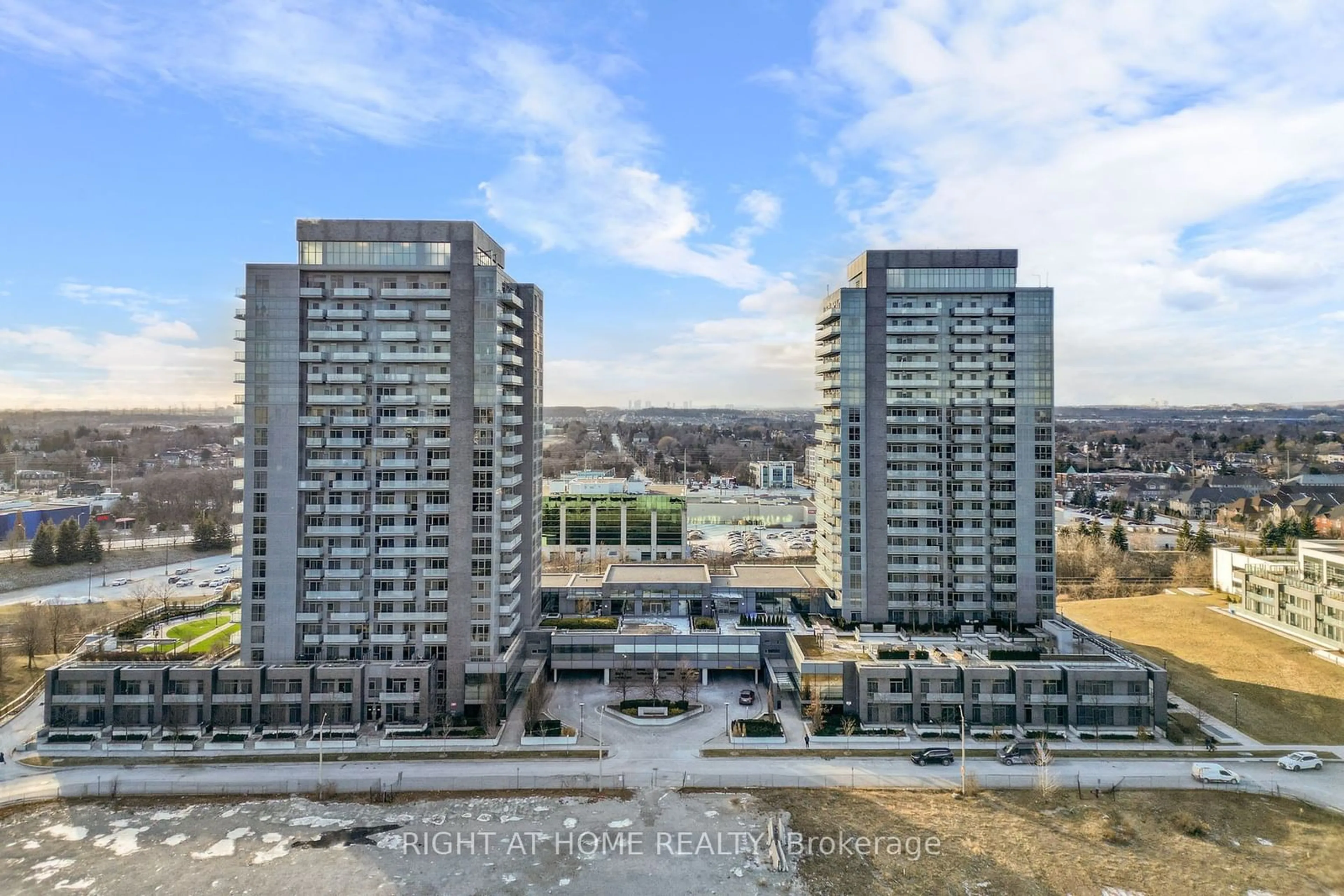 A pic from outside/outdoor area/front of a property/back of a property/a pic from drone, city buildings view from balcony for 55 Oneida Cres #PH08, Richmond Hill Ontario L4B 0E8