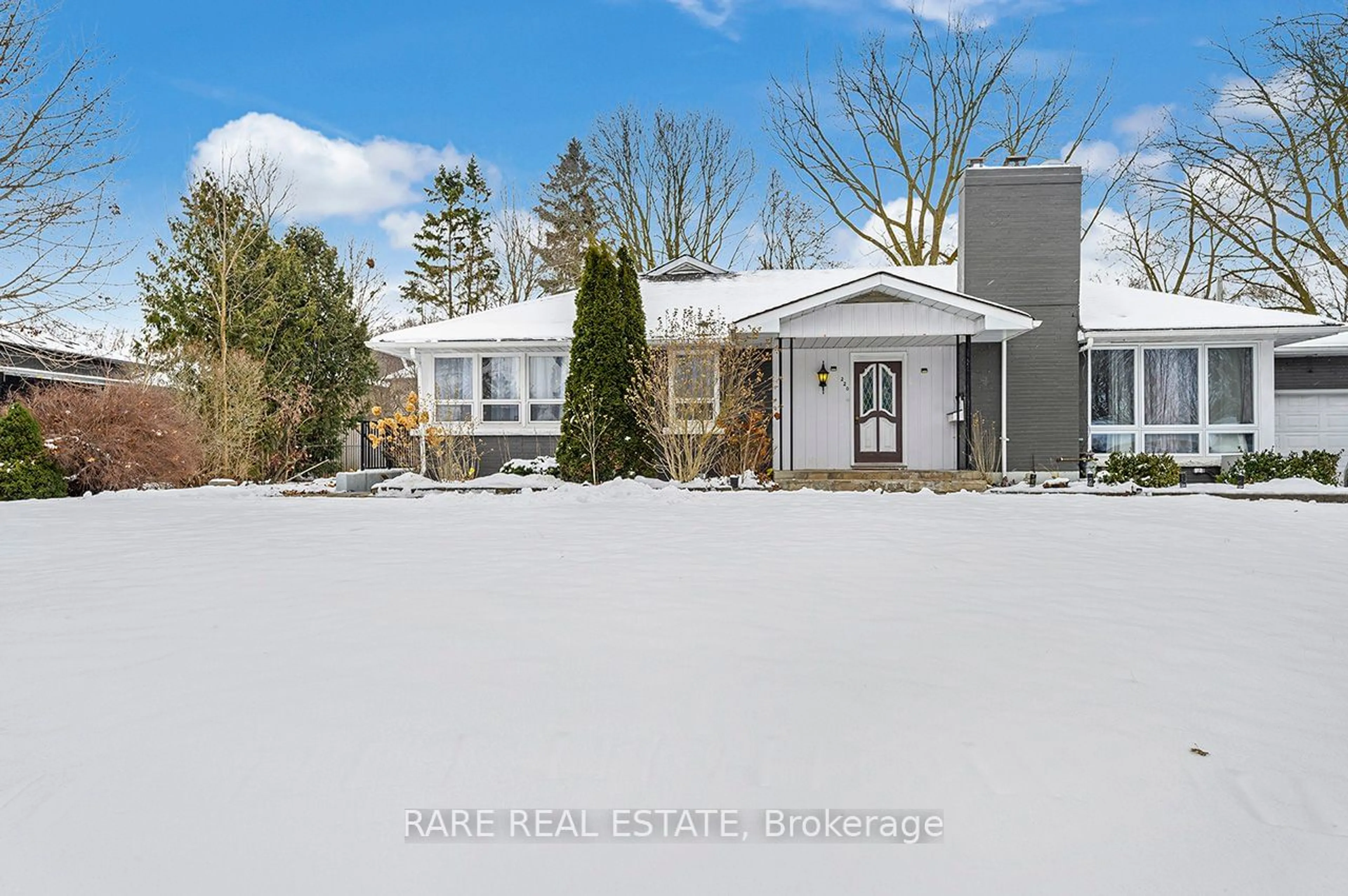 A pic from outside/outdoor area/front of a property/back of a property/a pic from drone, street for 220 Millard Ave, Newmarket Ontario L3Y 1Z2