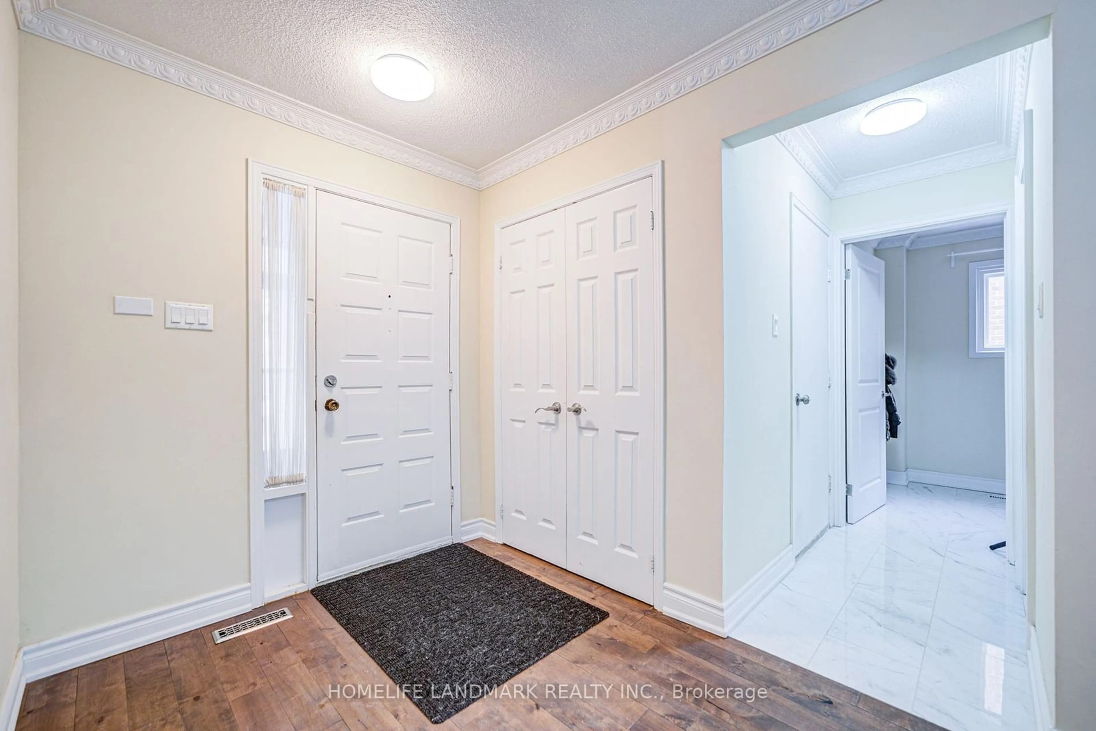 Indoor entryway for 124 Carrington Dr, Richmond Hill Ontario L4C 7Y9