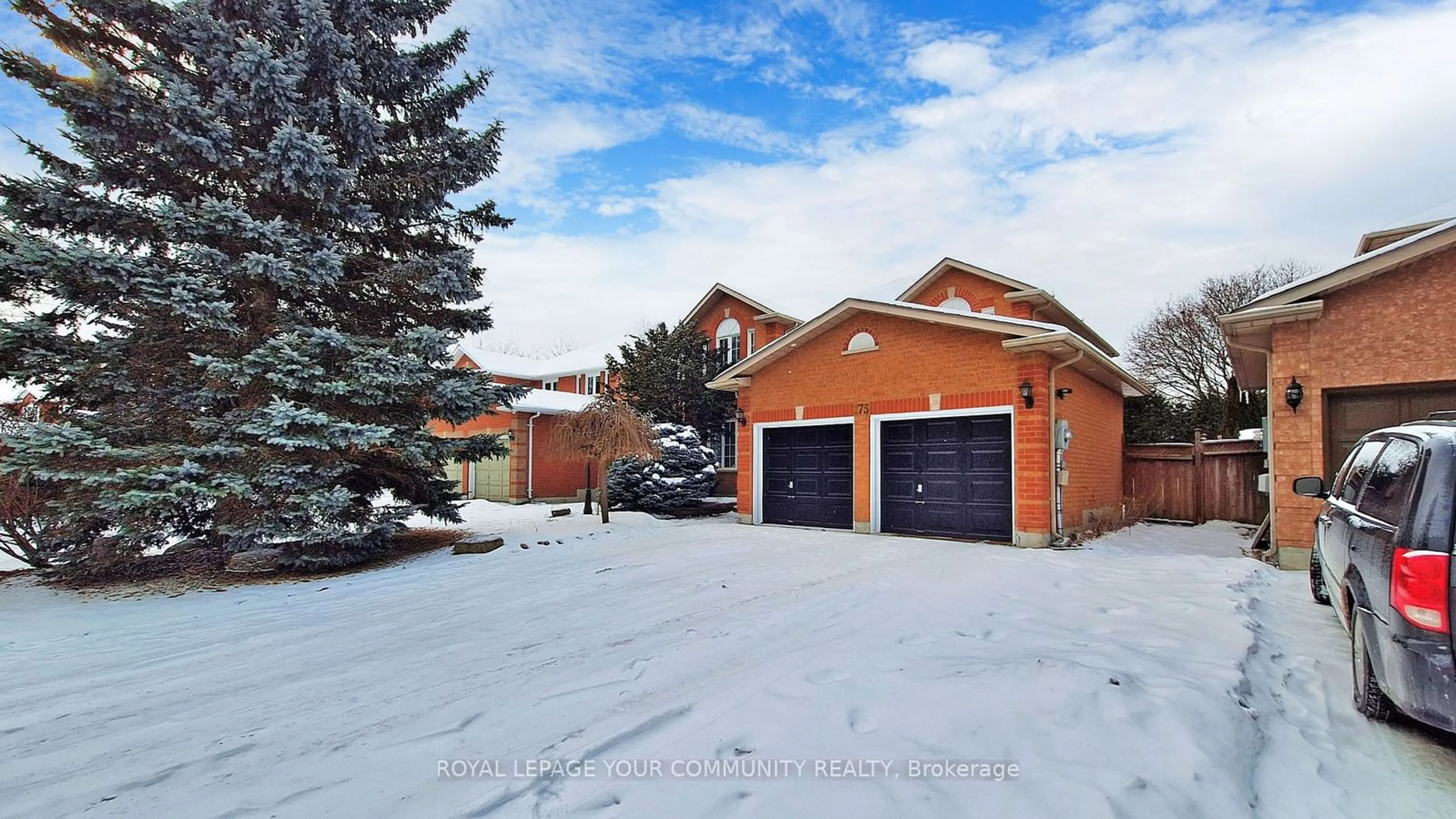 A pic from outside/outdoor area/front of a property/back of a property/a pic from drone, street for 175 Rhodes Circ, Newmarket Ontario L3X 1V3