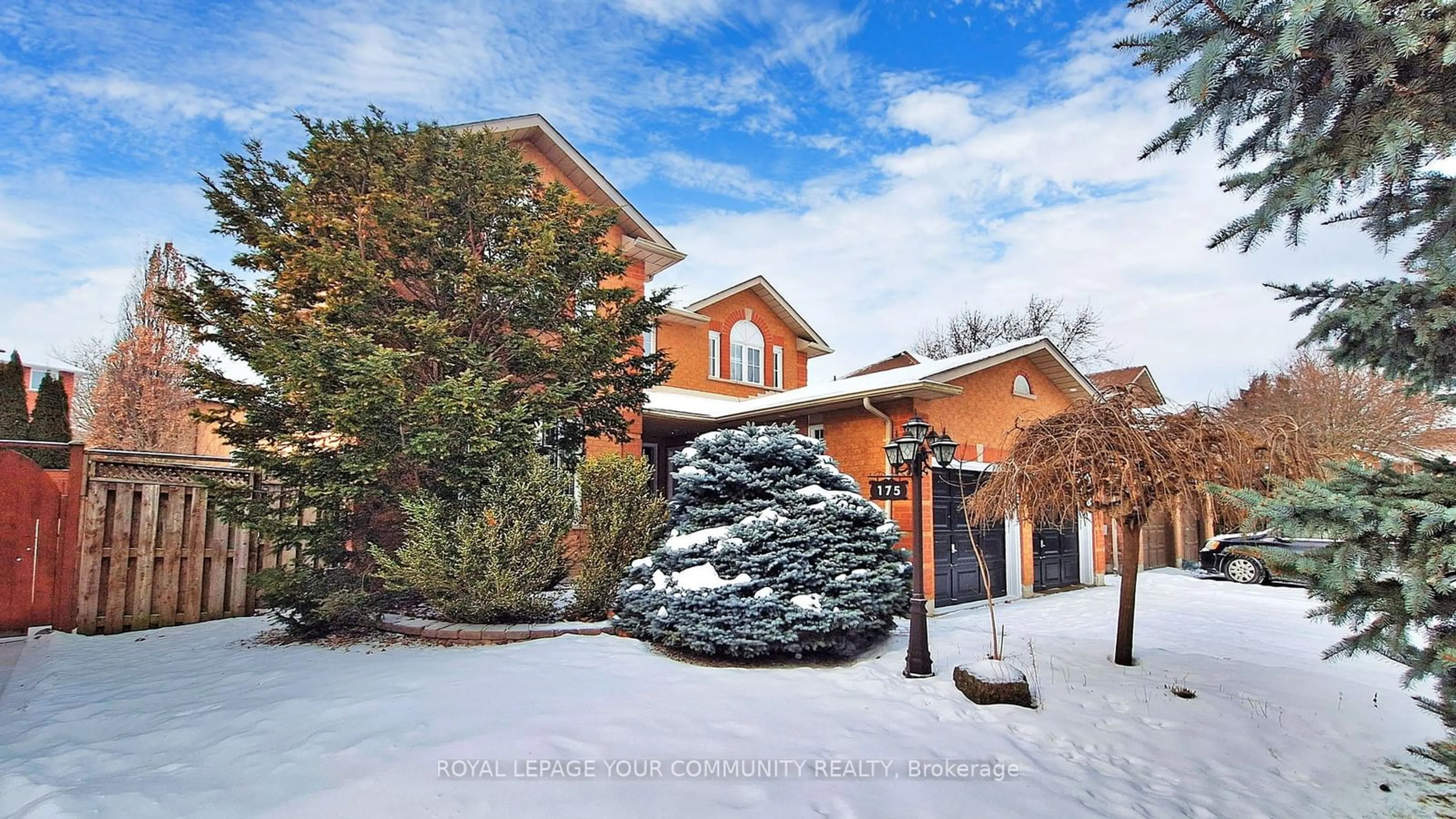 Indoor foyer for 175 Rhodes Circ, Newmarket Ontario L3X 1V3