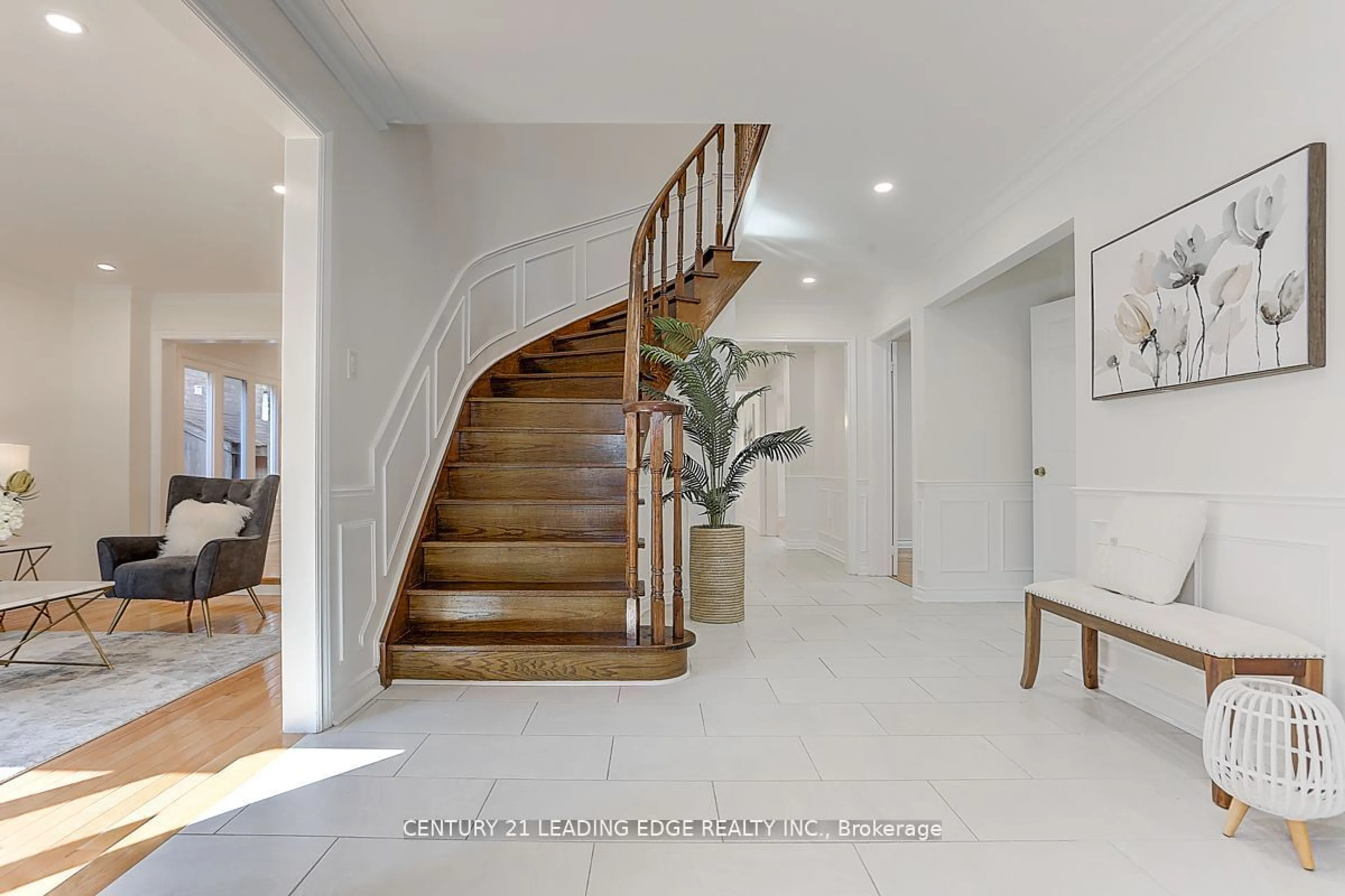 Indoor foyer for 8 Ashdown Cres, Richmond Hill Ontario L4B 1Z5