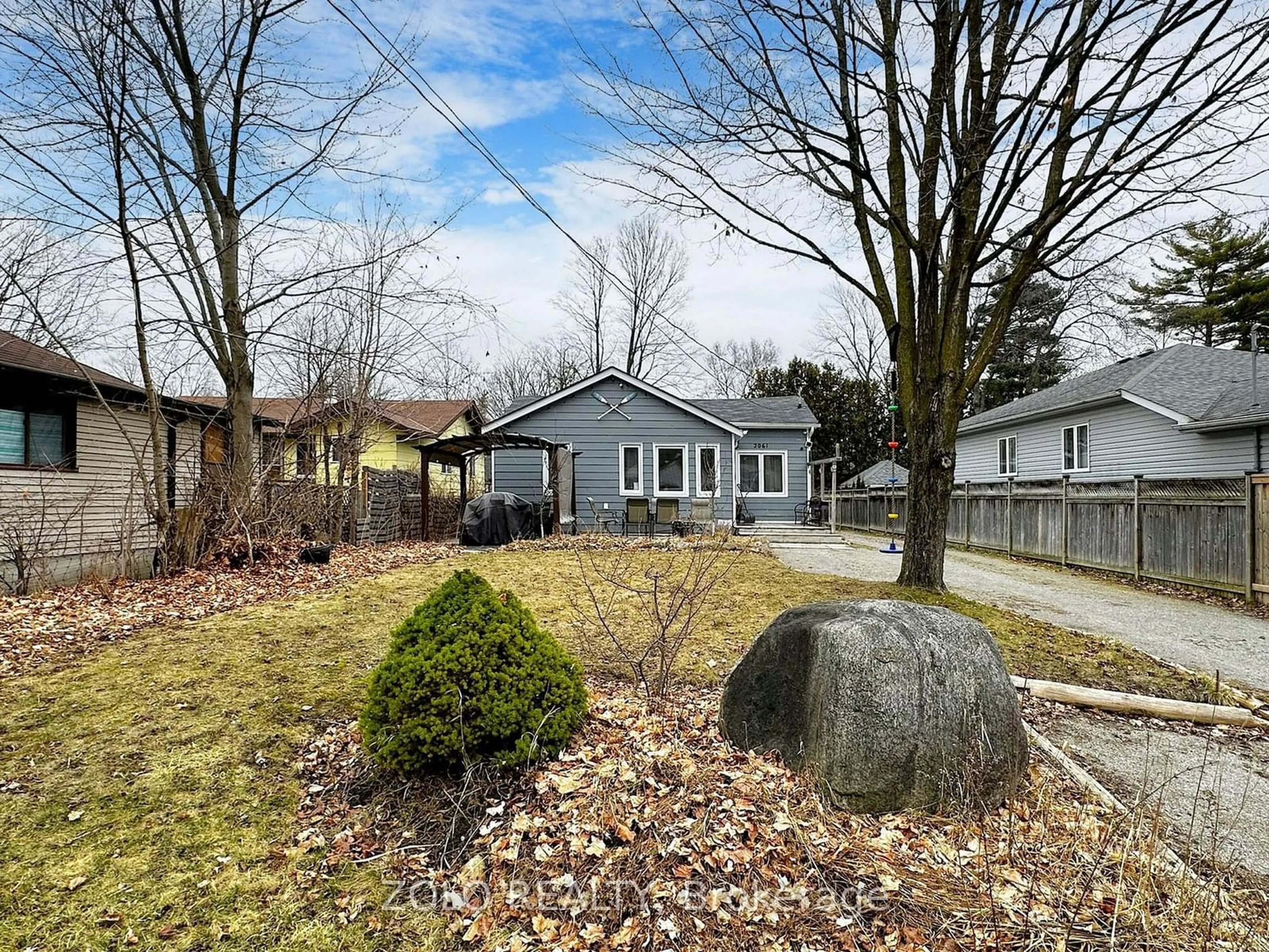 A pic from outside/outdoor area/front of a property/back of a property/a pic from drone, street for 2061 Eastern Ave, Innisfil Ontario L9S 4E2