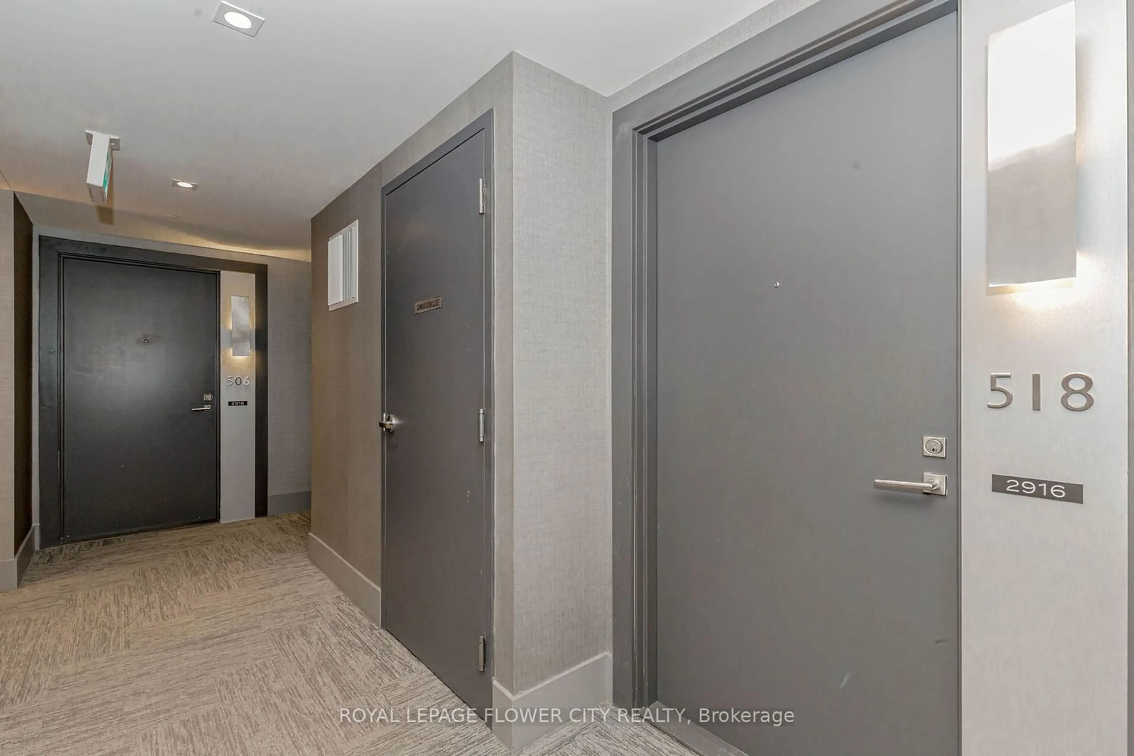 Indoor foyer for 2916 Highway 7 #518, Vaughan Ontario L4K 0K6