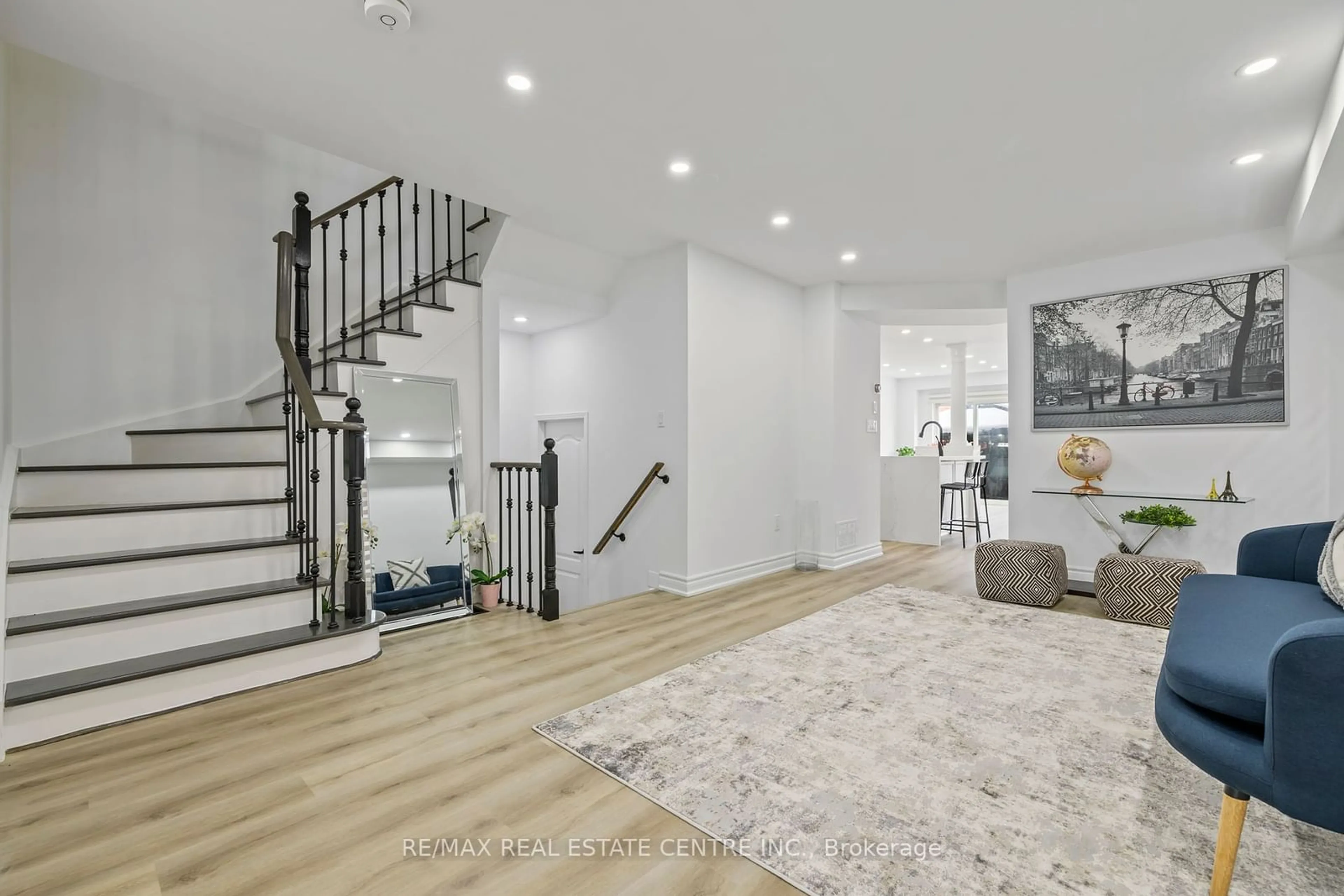 Indoor entryway for 21 Deepsprings Cres, Vaughan Ontario L6A 3M4