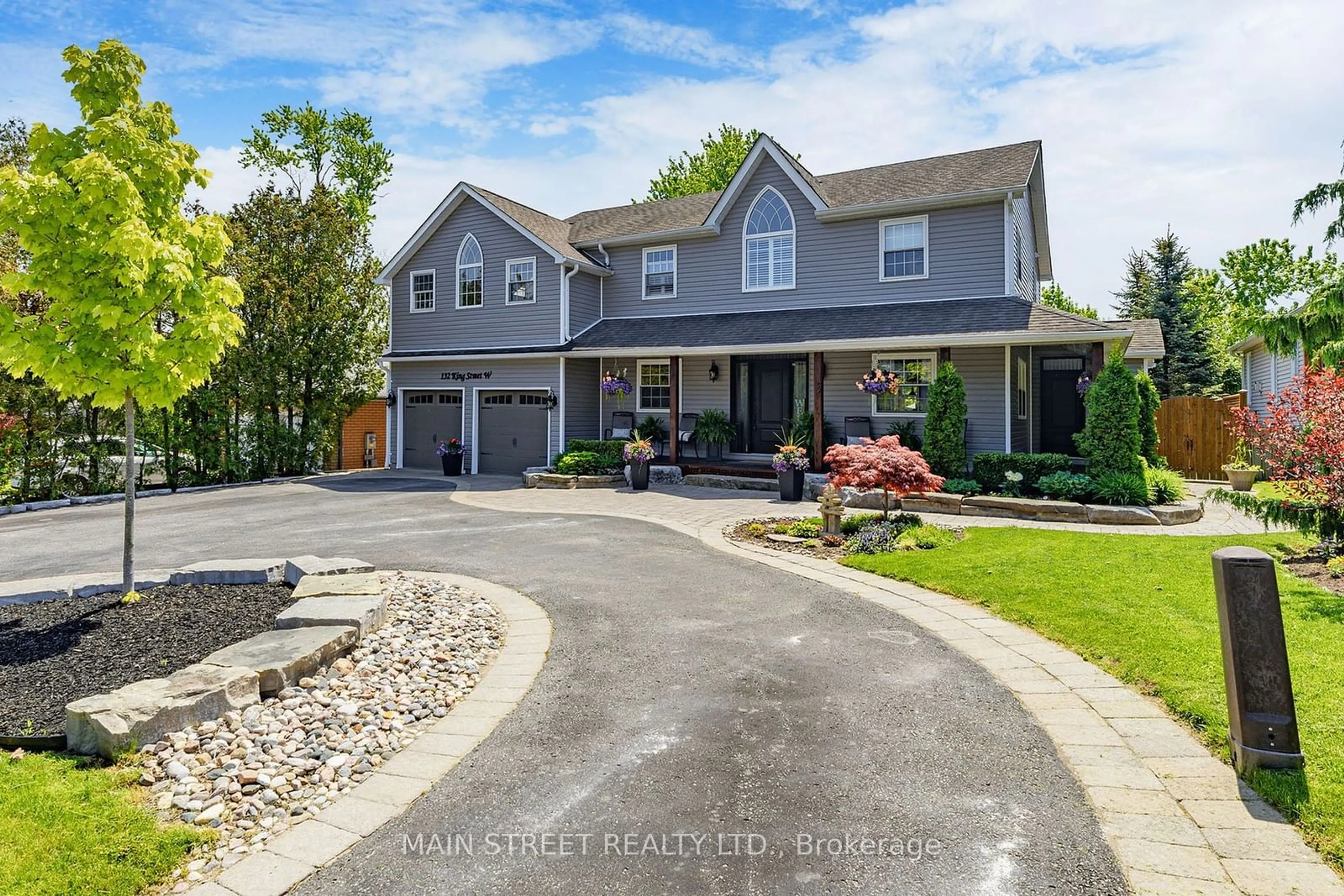 Home with vinyl exterior material, street for 132 King St, Uxbridge Ontario L9P 1B1