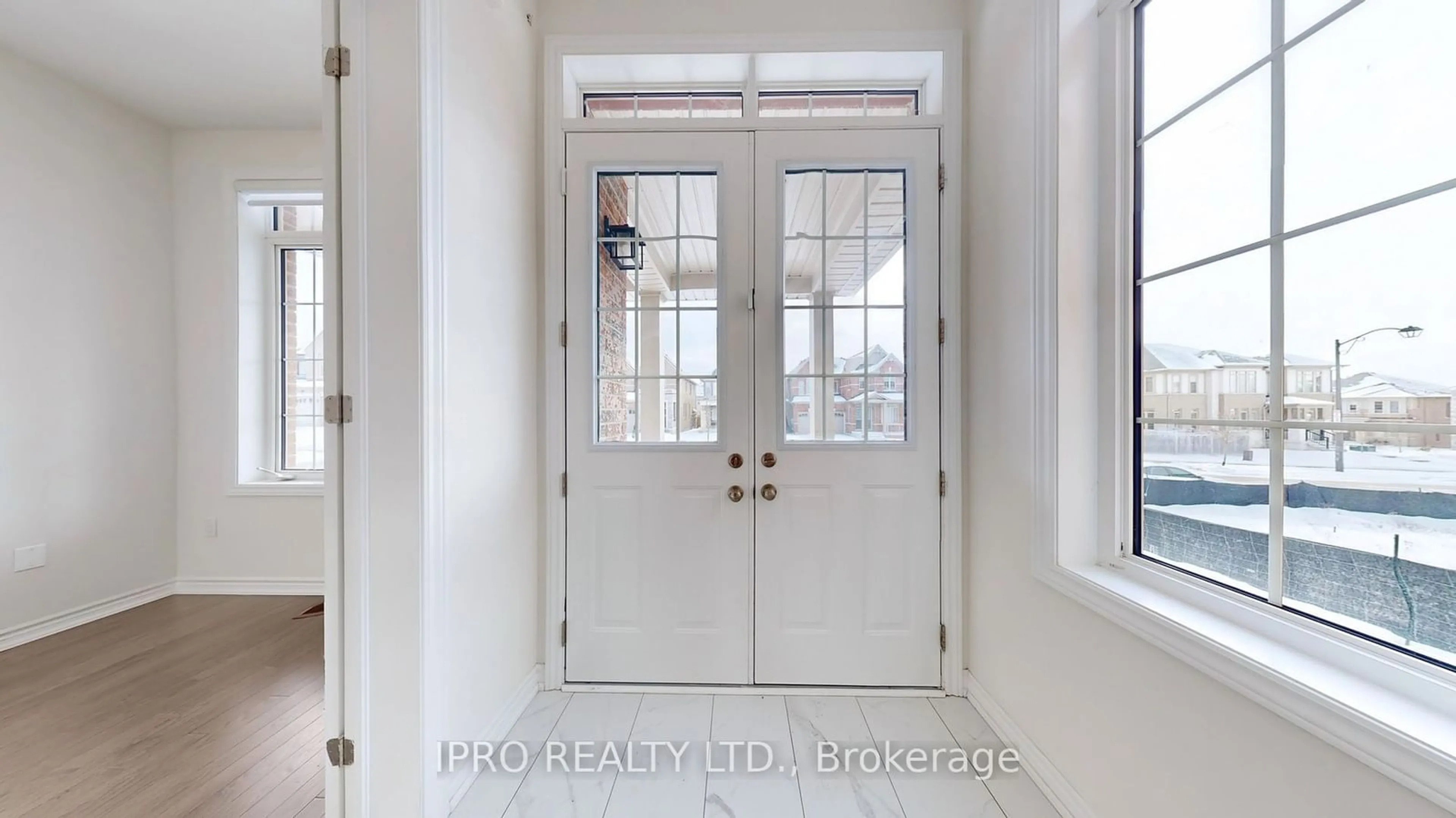 Indoor entryway for 55 Deepwood Cres, East Gwillimbury Ontario L9N 0P8