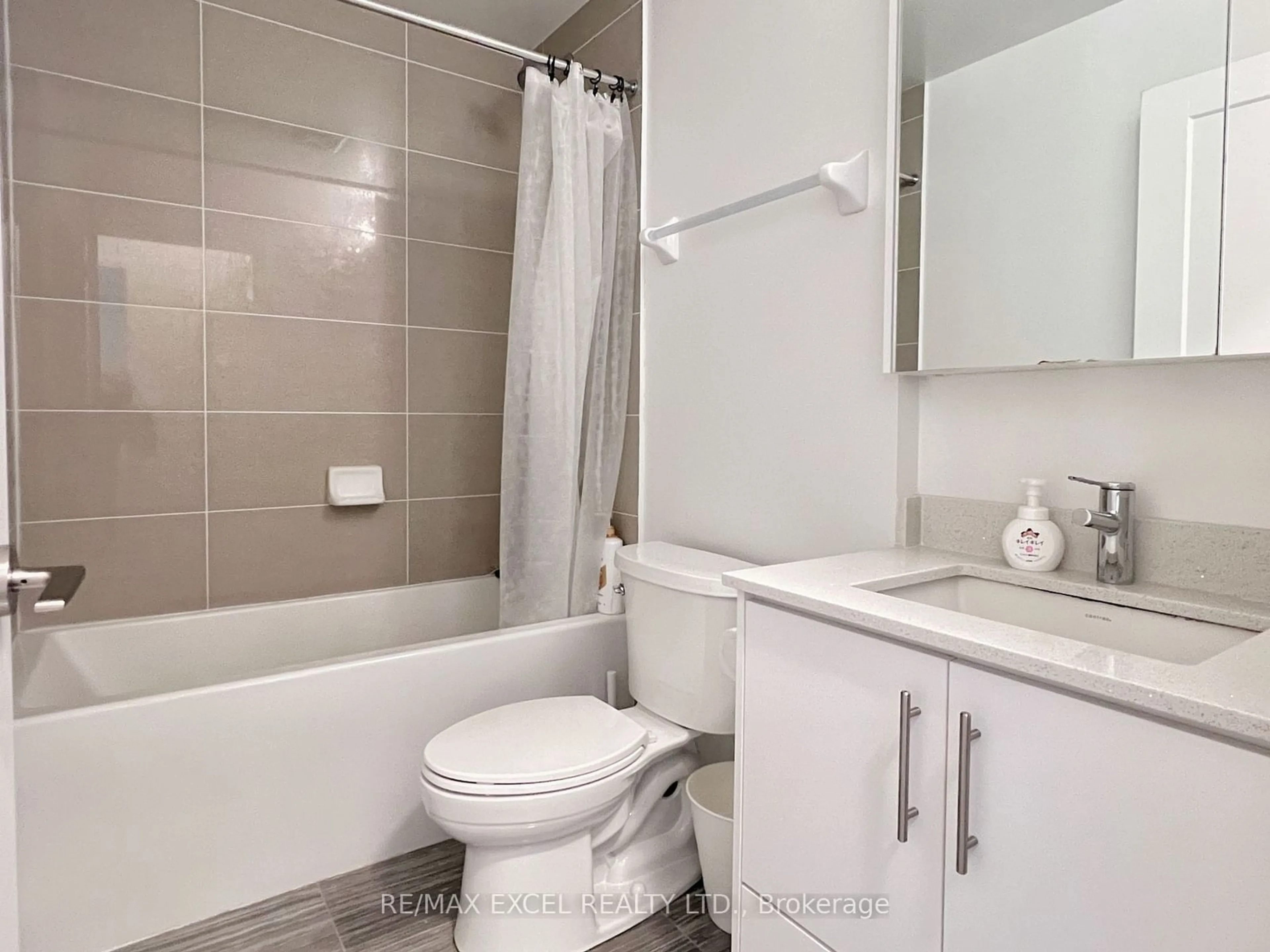 Standard bathroom, ceramic/tile floor for 105 Oneida Cres #505, Richmond Hill Ontario L4B 0H6