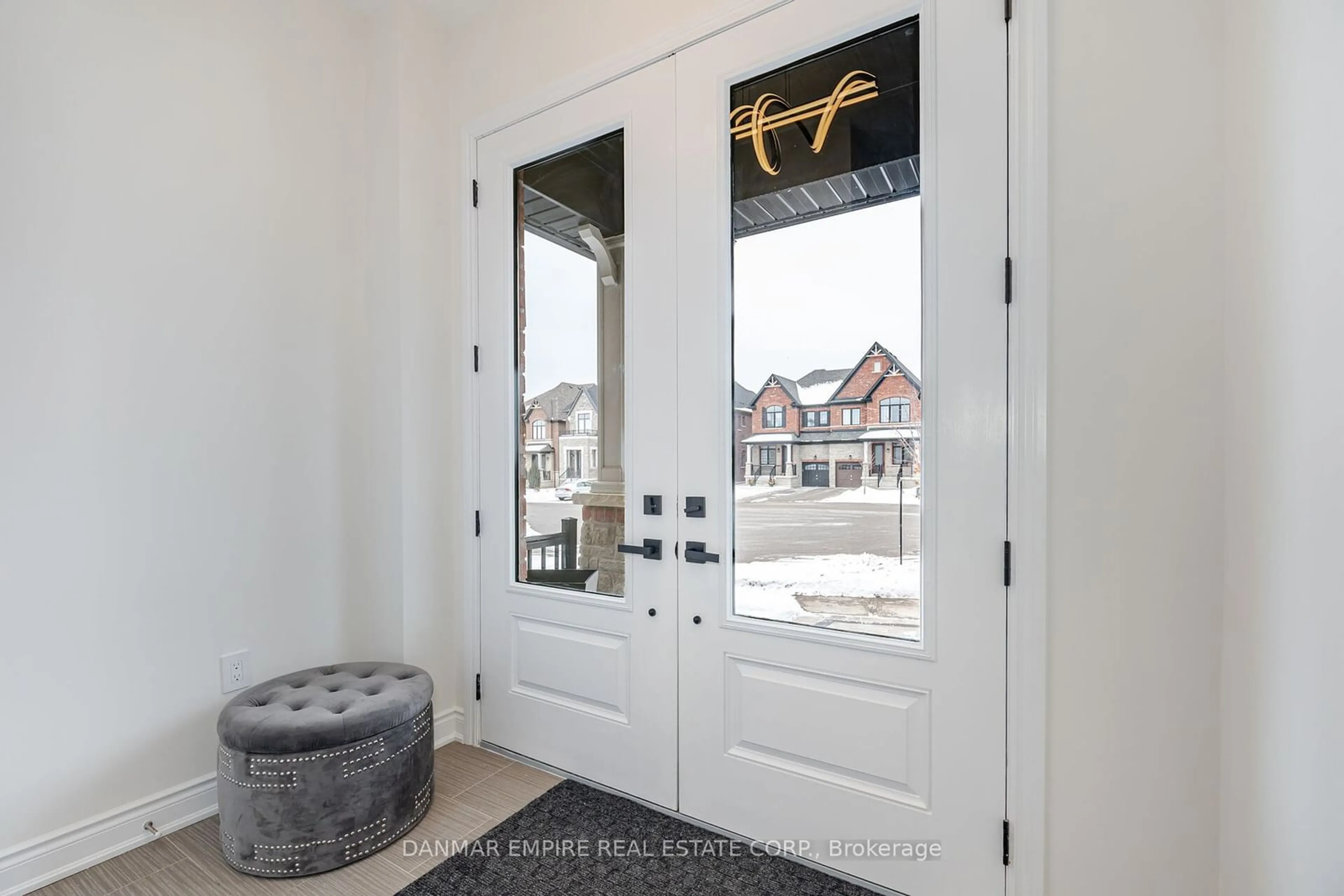 Indoor entryway for 20 Great Heron Crt, King Ontario L7B 0P4