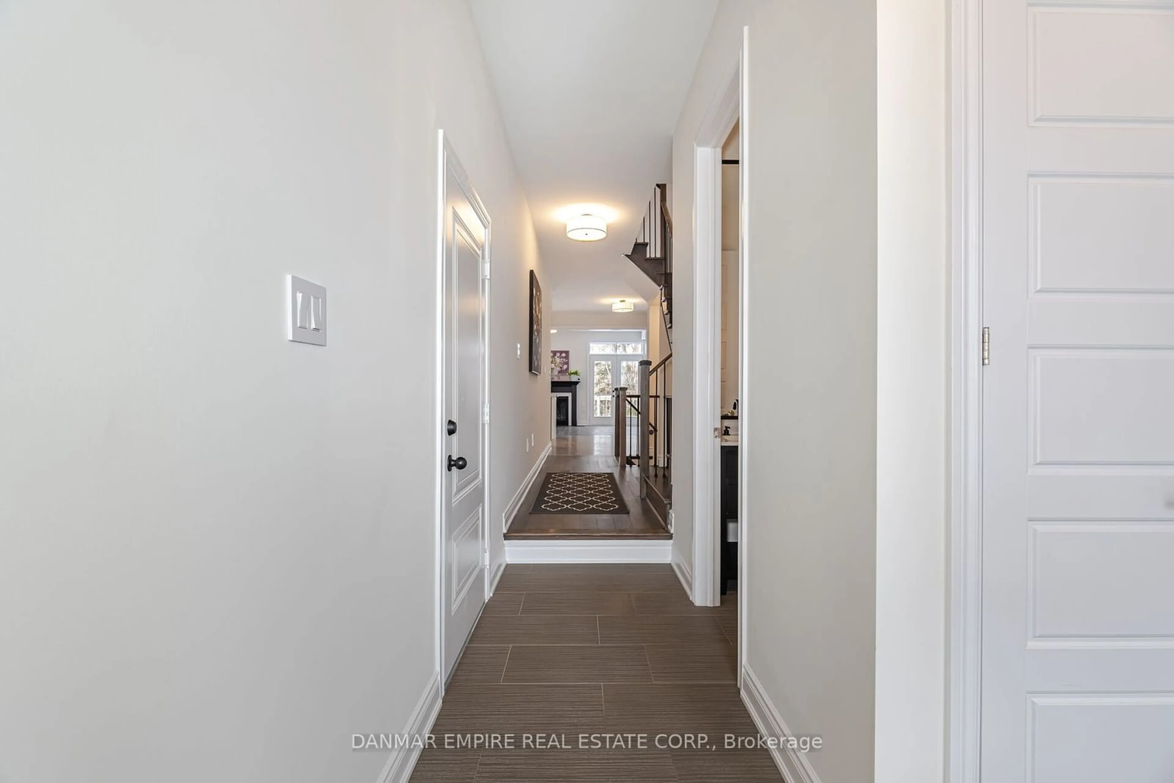 Indoor entryway for 20 Great Heron Crt, King Ontario L7B 0P4