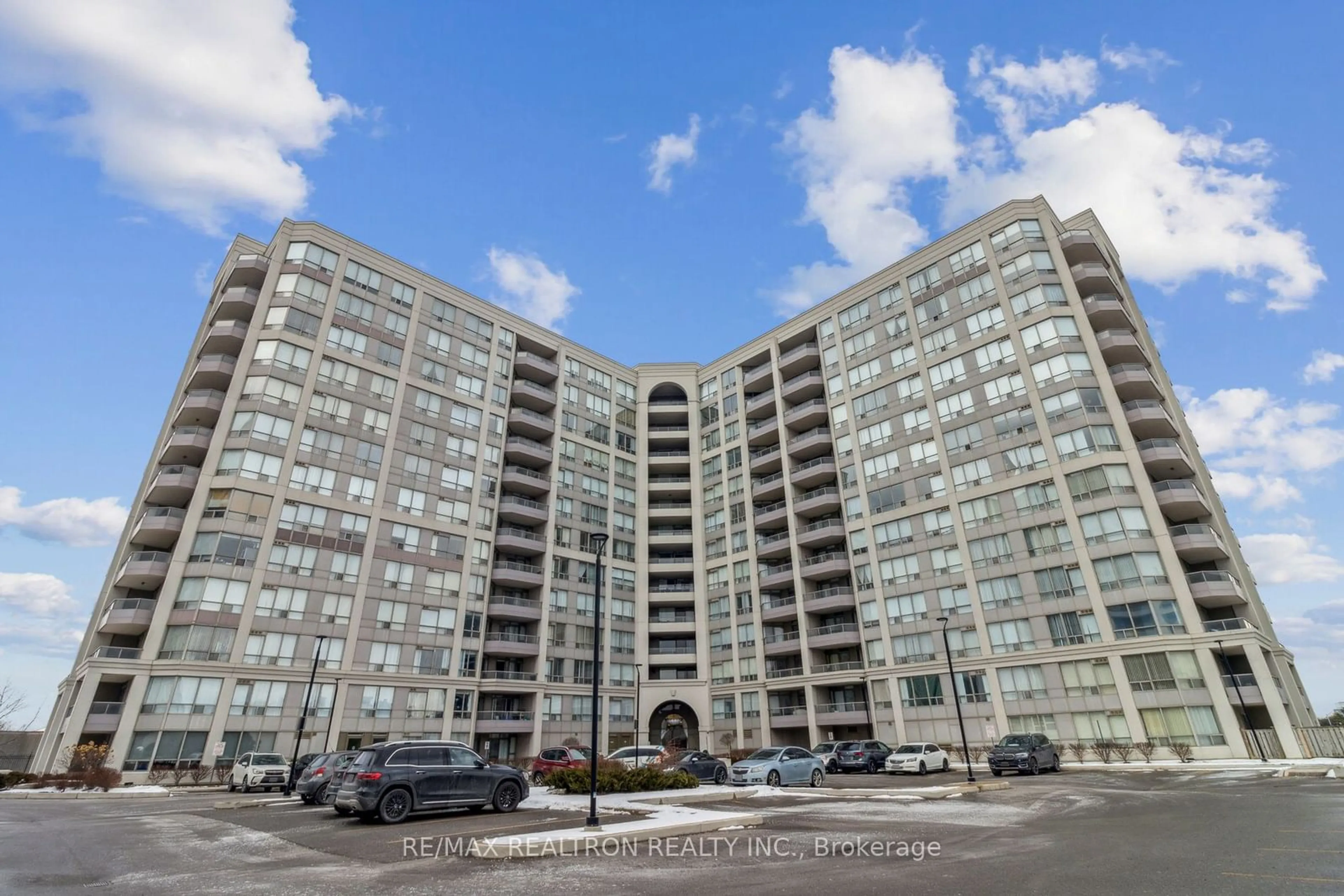 A pic from outside/outdoor area/front of a property/back of a property/a pic from drone, building for 9017 Leslie St #620, Richmond Hill Ontario L4B 4R8