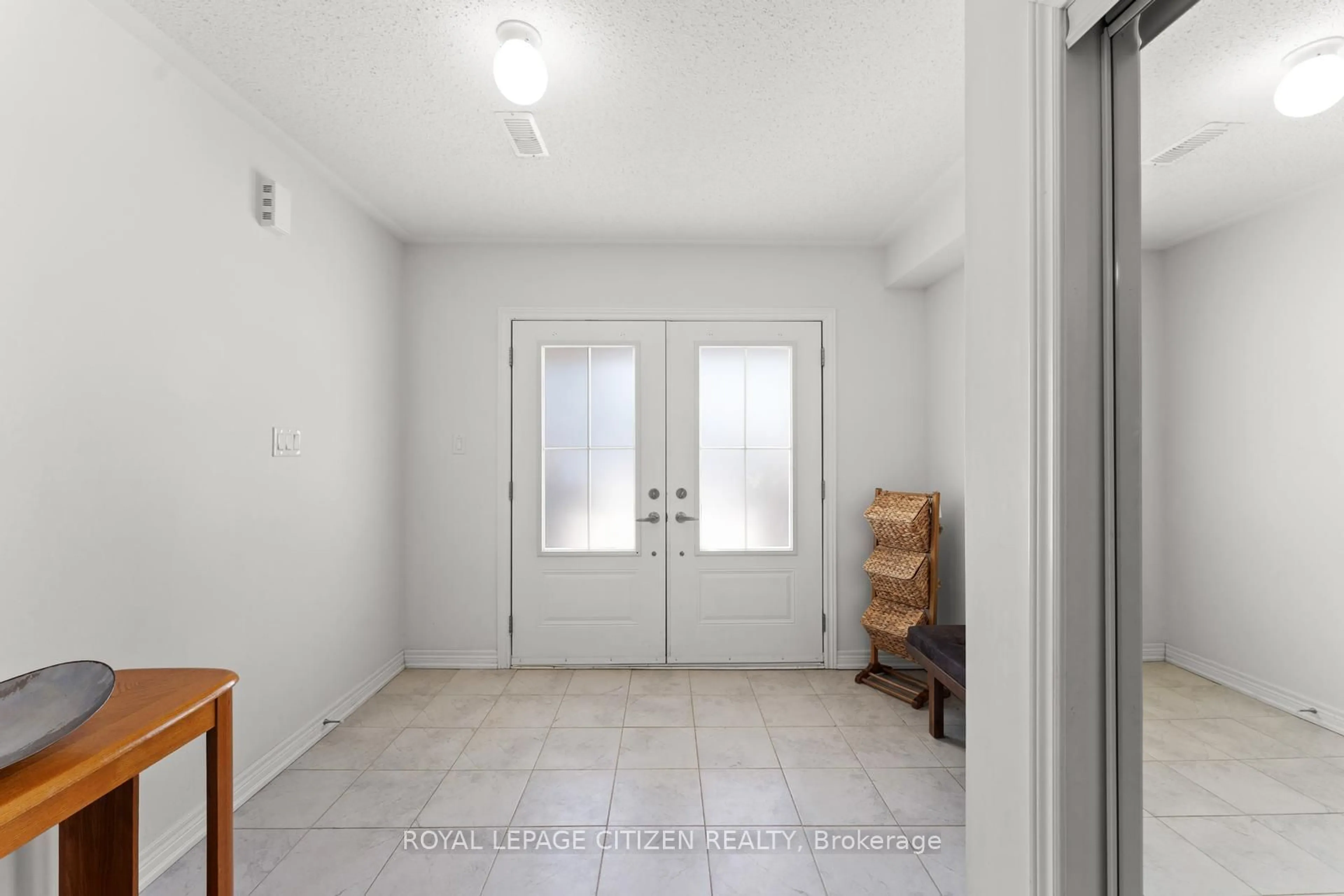 Indoor entryway for 10 Janes Cres, New Tecumseth Ontario L9R 0T2