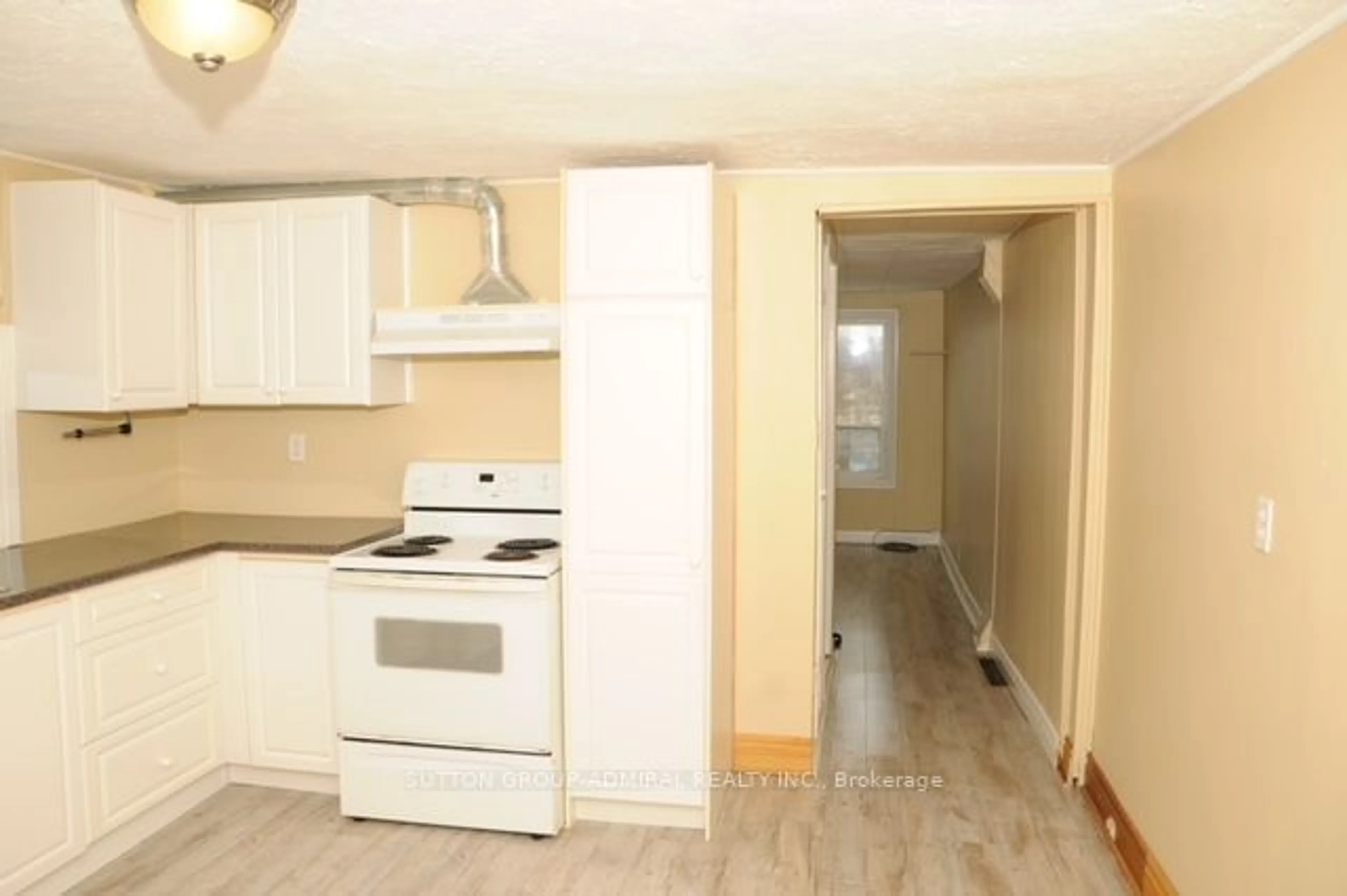 Standard kitchen, unknown for 32-34 Superior St, Newmarket Ontario L3Y 3X3