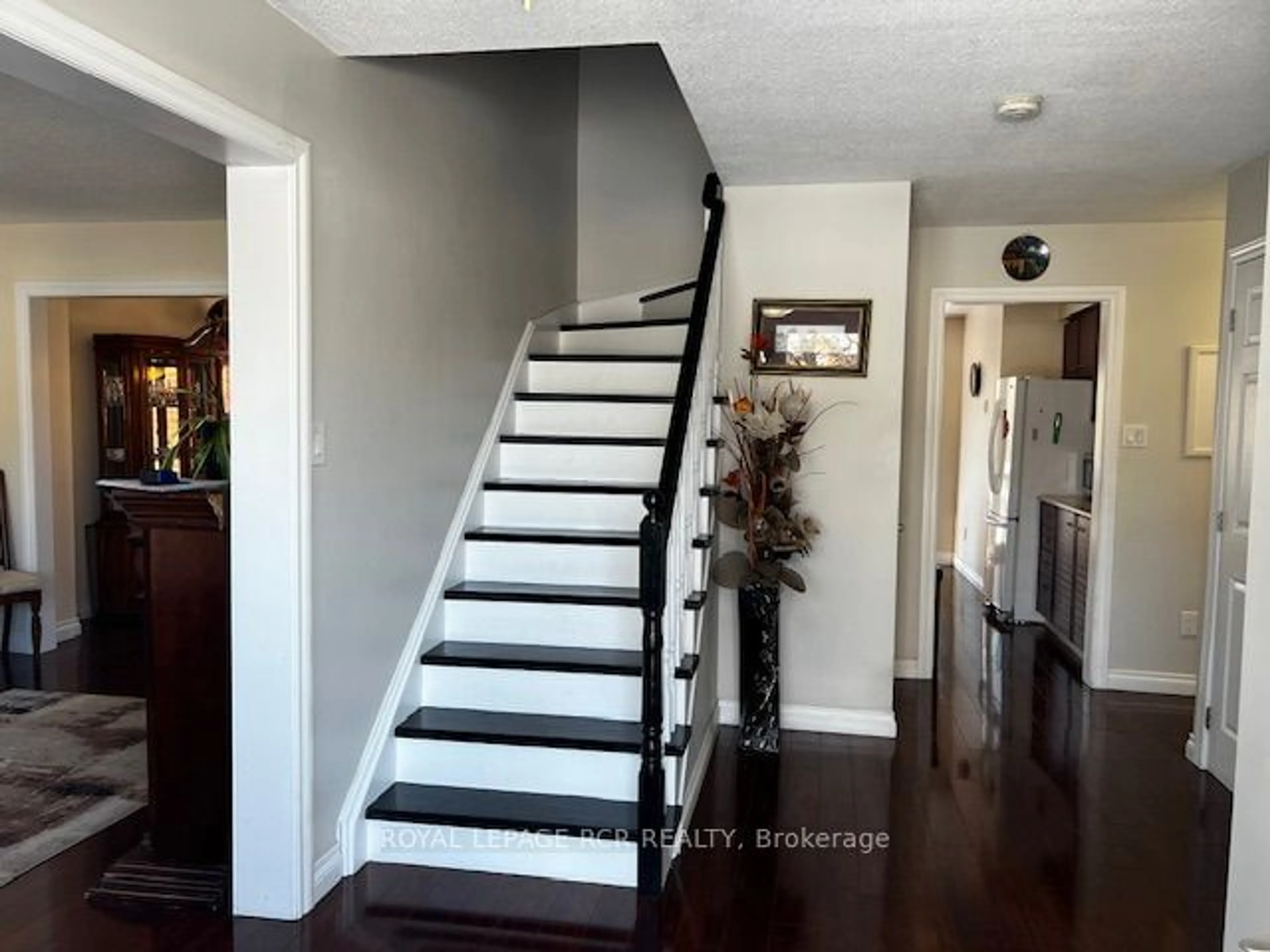 Indoor entryway for 64 Edenbridge Dr, Essa Ontario L0M 1B3