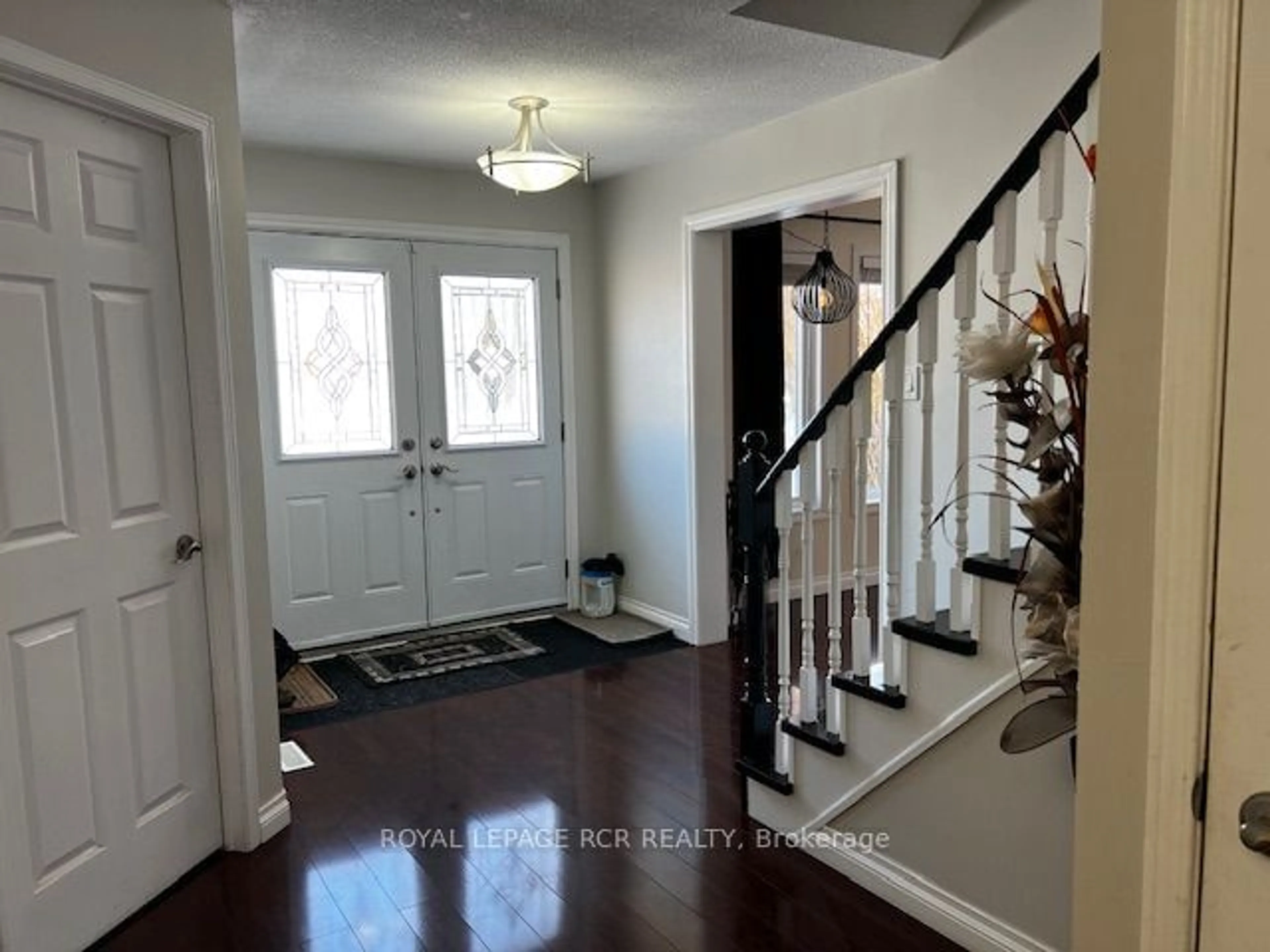 Indoor entryway for 64 Edenbridge Dr, Essa Ontario L0M 1B3