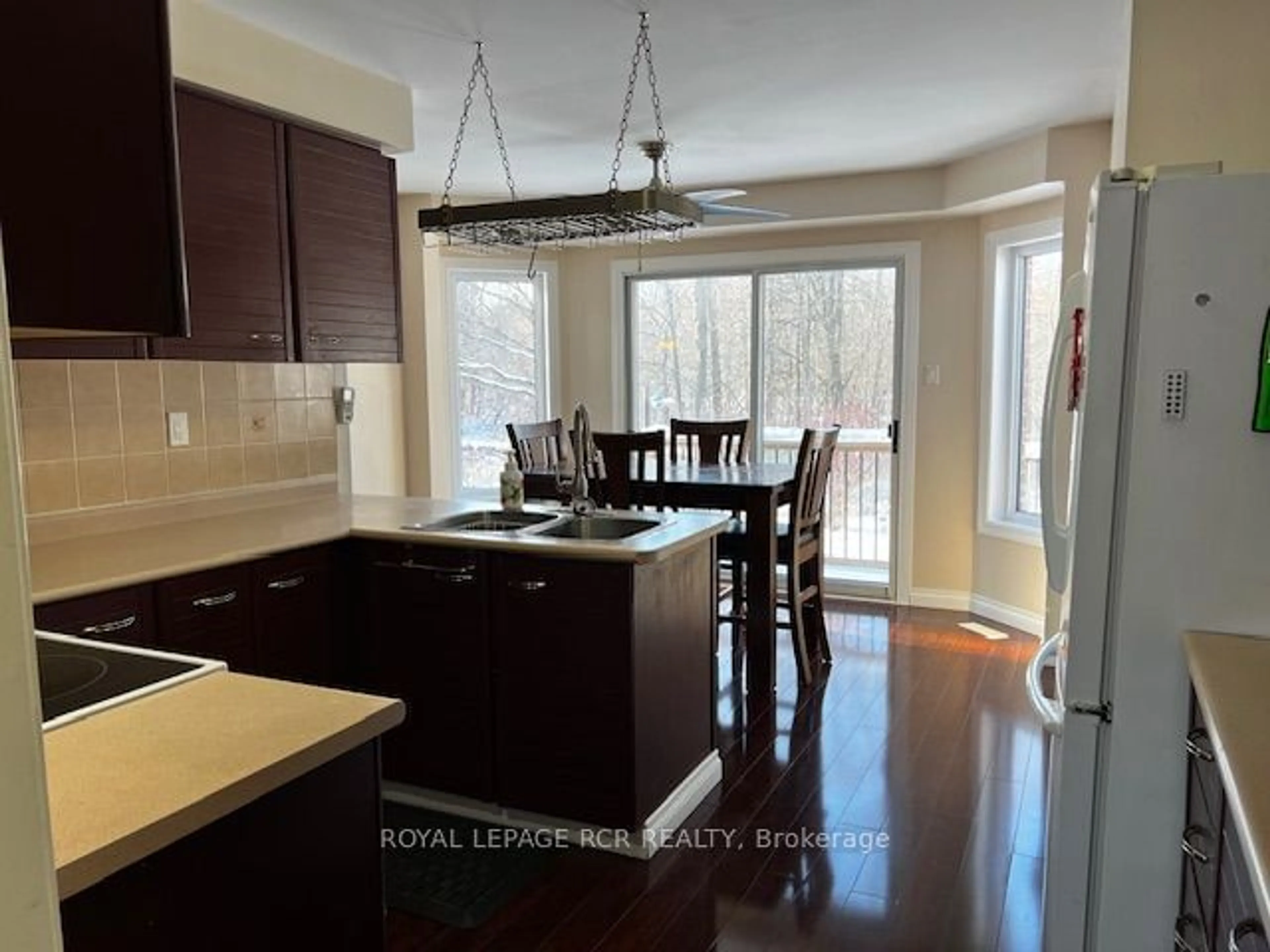 Open concept kitchen, wood/laminate floor for 64 Edenbridge Dr, Essa Ontario L0M 1B3