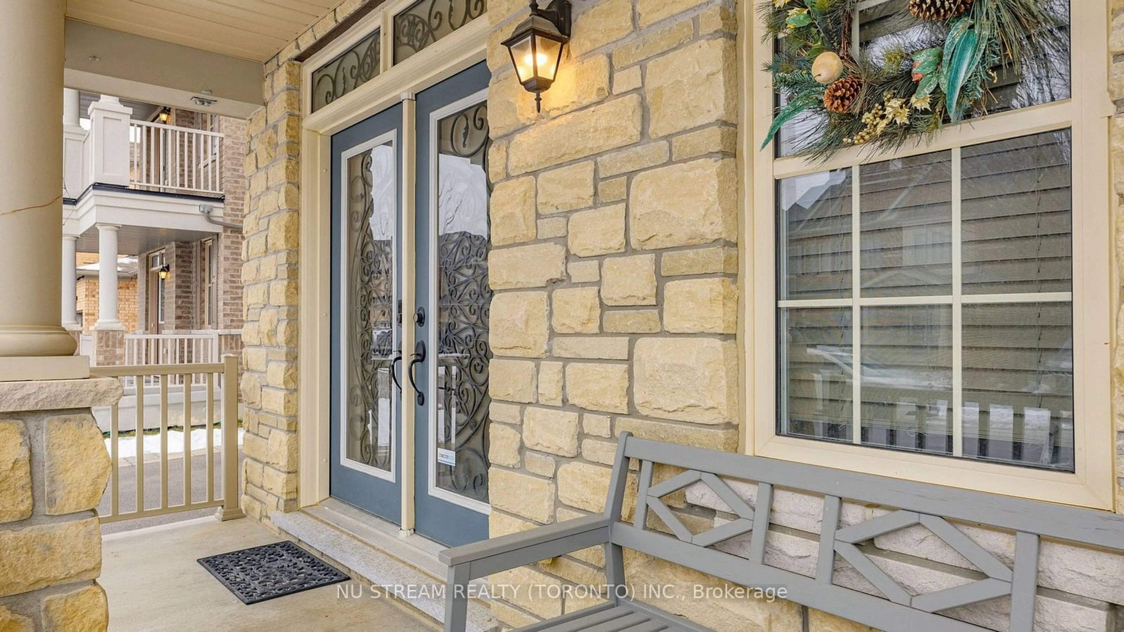 Indoor entryway for 102 Beaconsfield Dr, Vaughan Ontario L4H 4L6