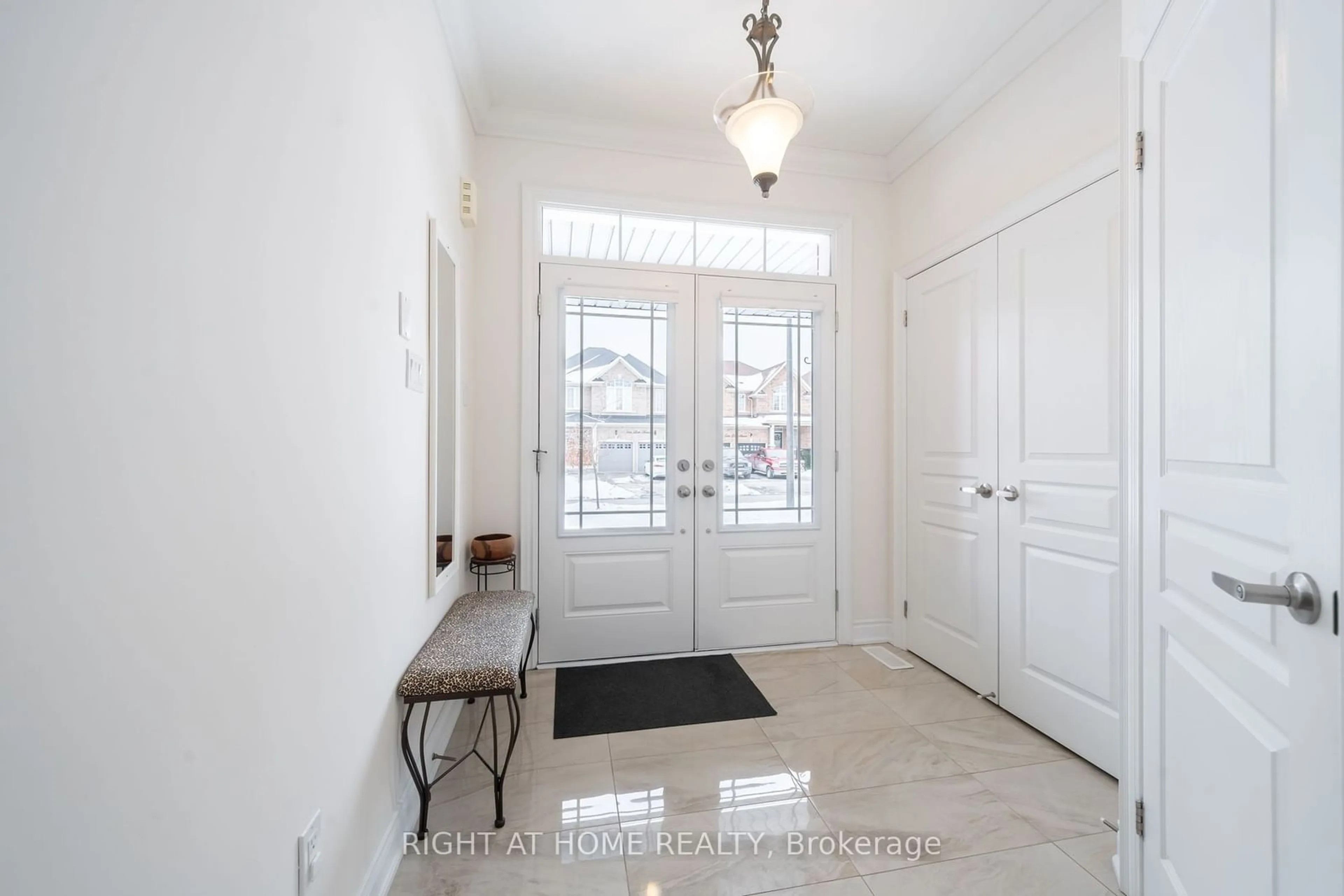 Indoor entryway for 82 John Link Ave, Georgina Ontario L0E 1R0