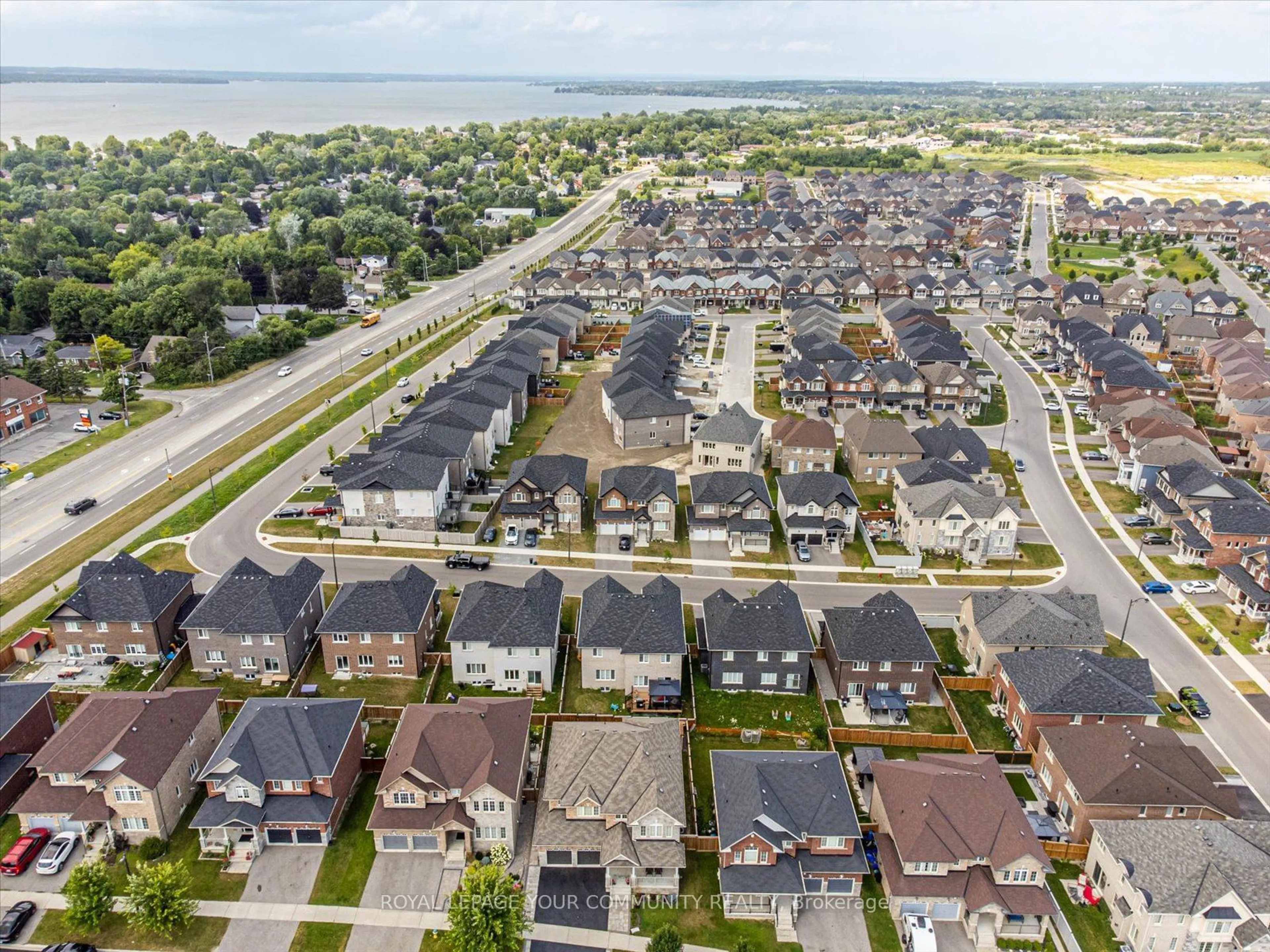 A pic from outside/outdoor area/front of a property/back of a property/a pic from drone, street for 10 Joe Dales Dr, Georgina Ontario L4P 4H1