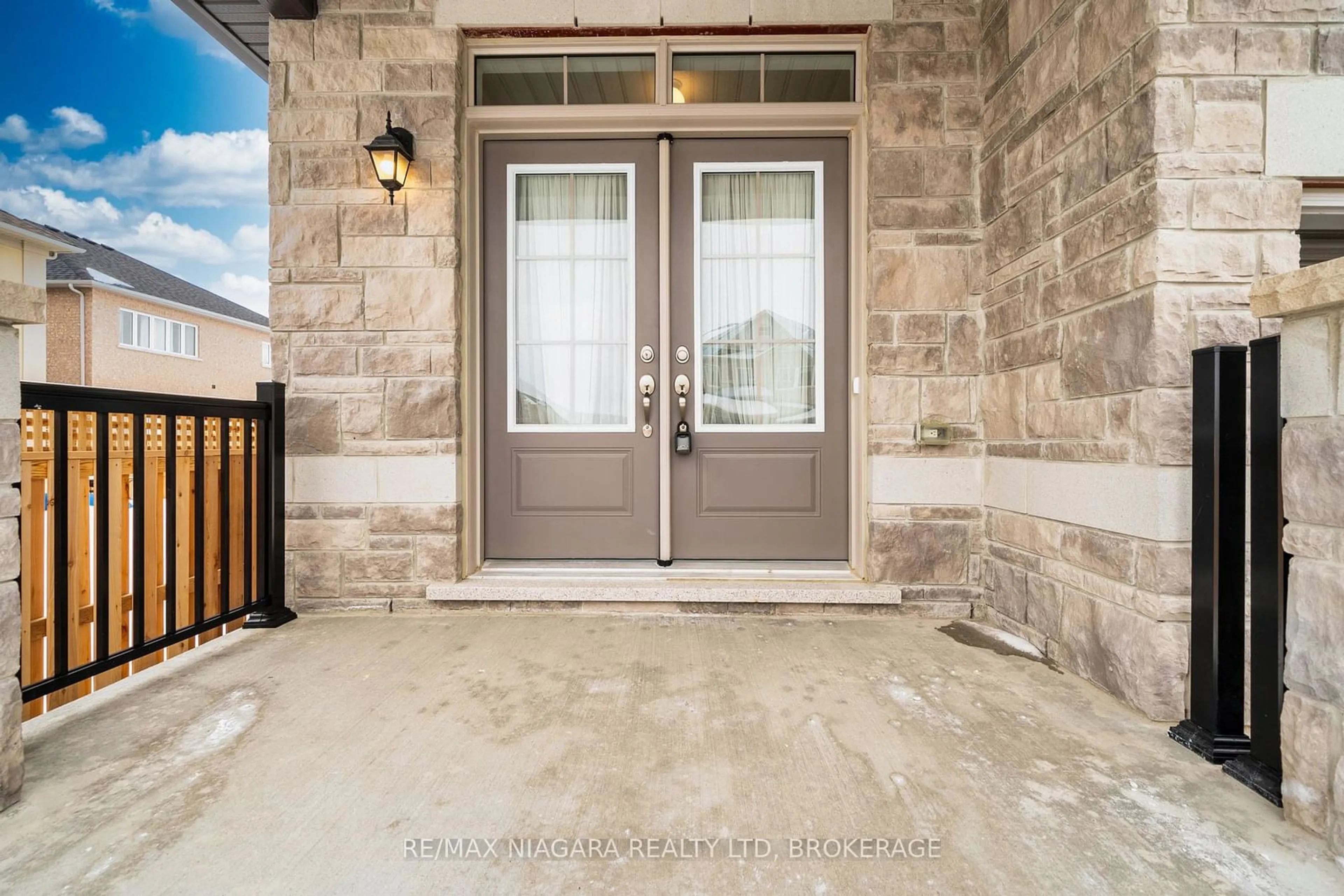 Indoor entryway for 1545 Harker St, Innisfil Ontario L9S 0J9