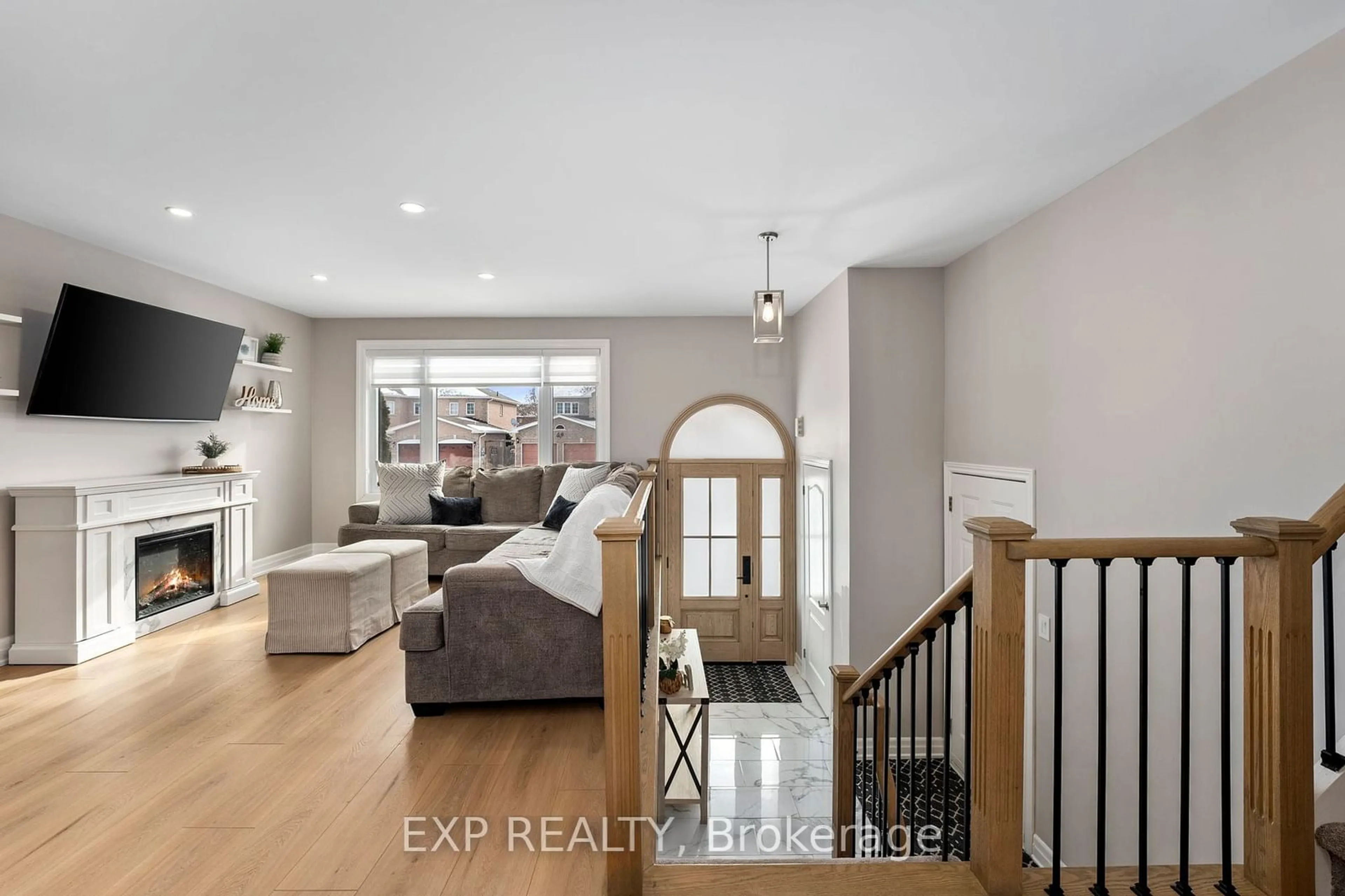 Indoor entryway for 50 Bambi Cres, Georgina Ontario L4P 4C6