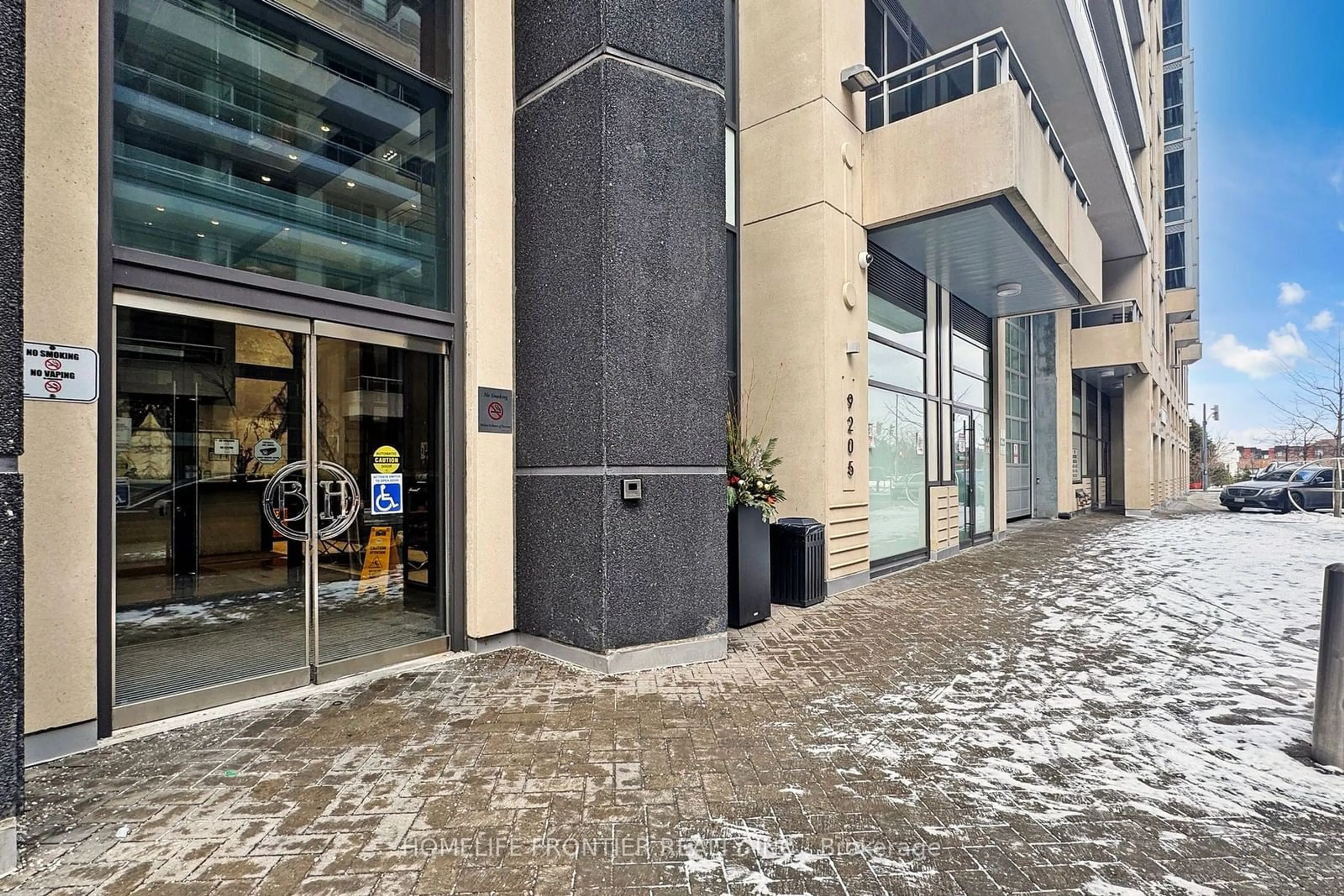 Indoor foyer for 9205 Yonge St #211NE, Richmond Hill Ontario L4C 1V5