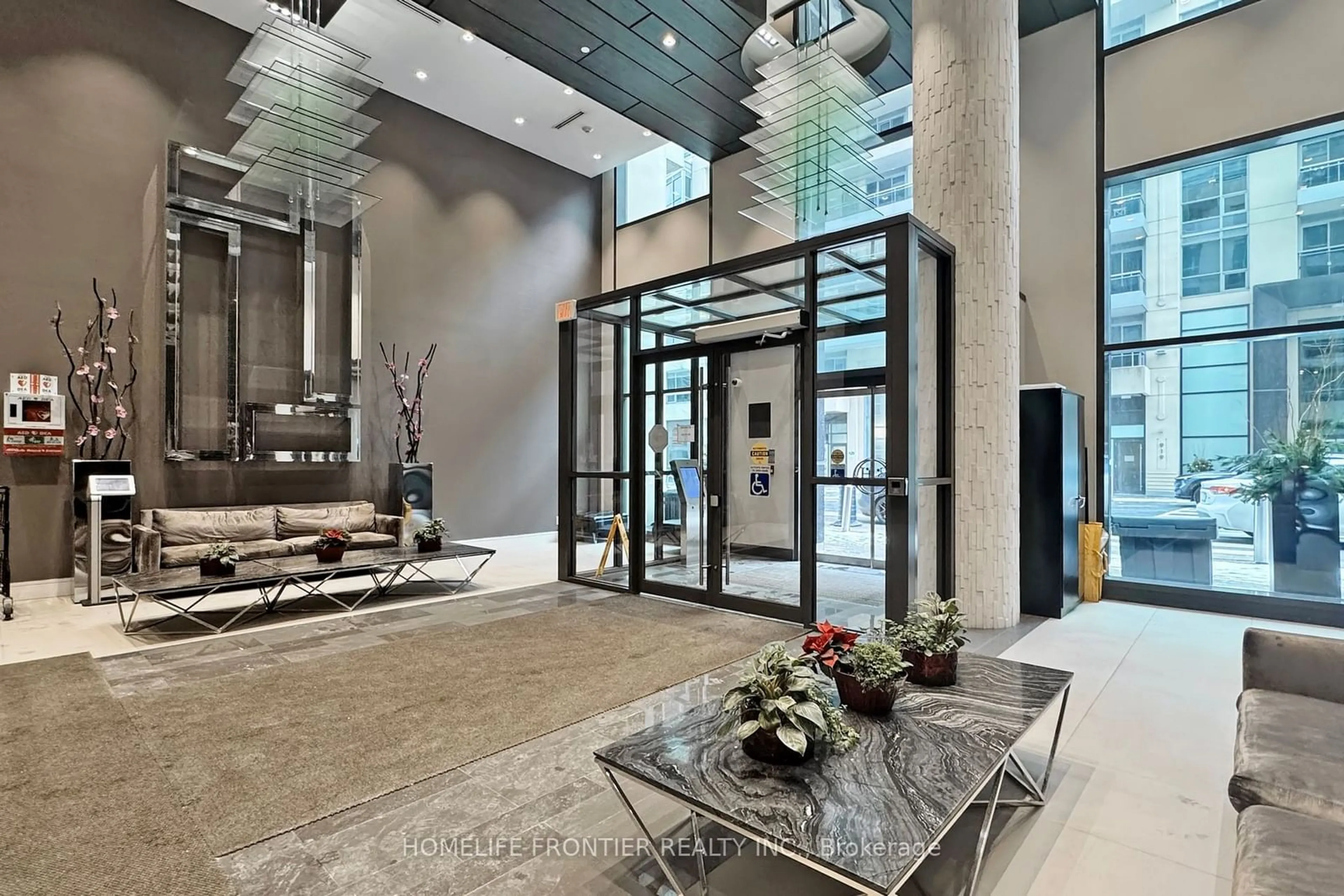 Indoor foyer for 9205 Yonge St #211NE, Richmond Hill Ontario L4C 1V5