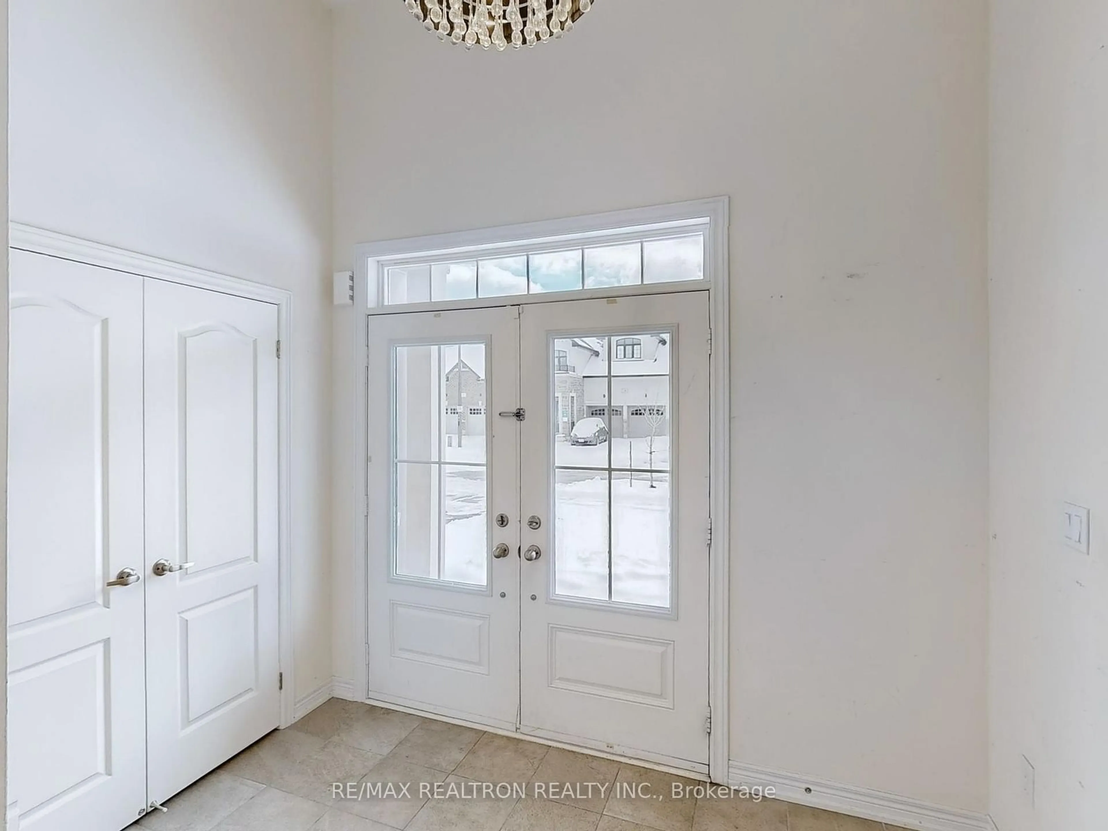 Indoor entryway for 20 Pietrowski Dr, Georgina Ontario L4P 0J7