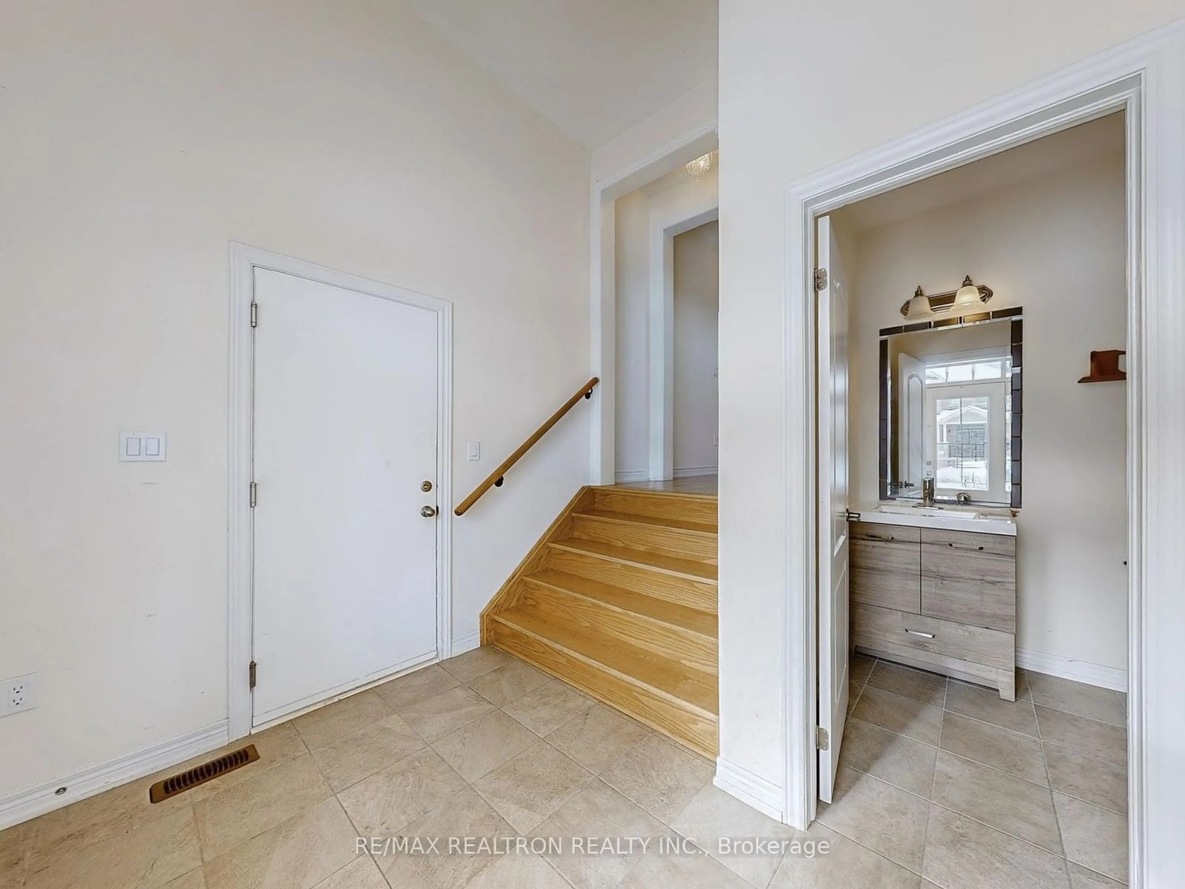 Indoor entryway for 20 Pietrowski Dr, Georgina Ontario L4P 0J7