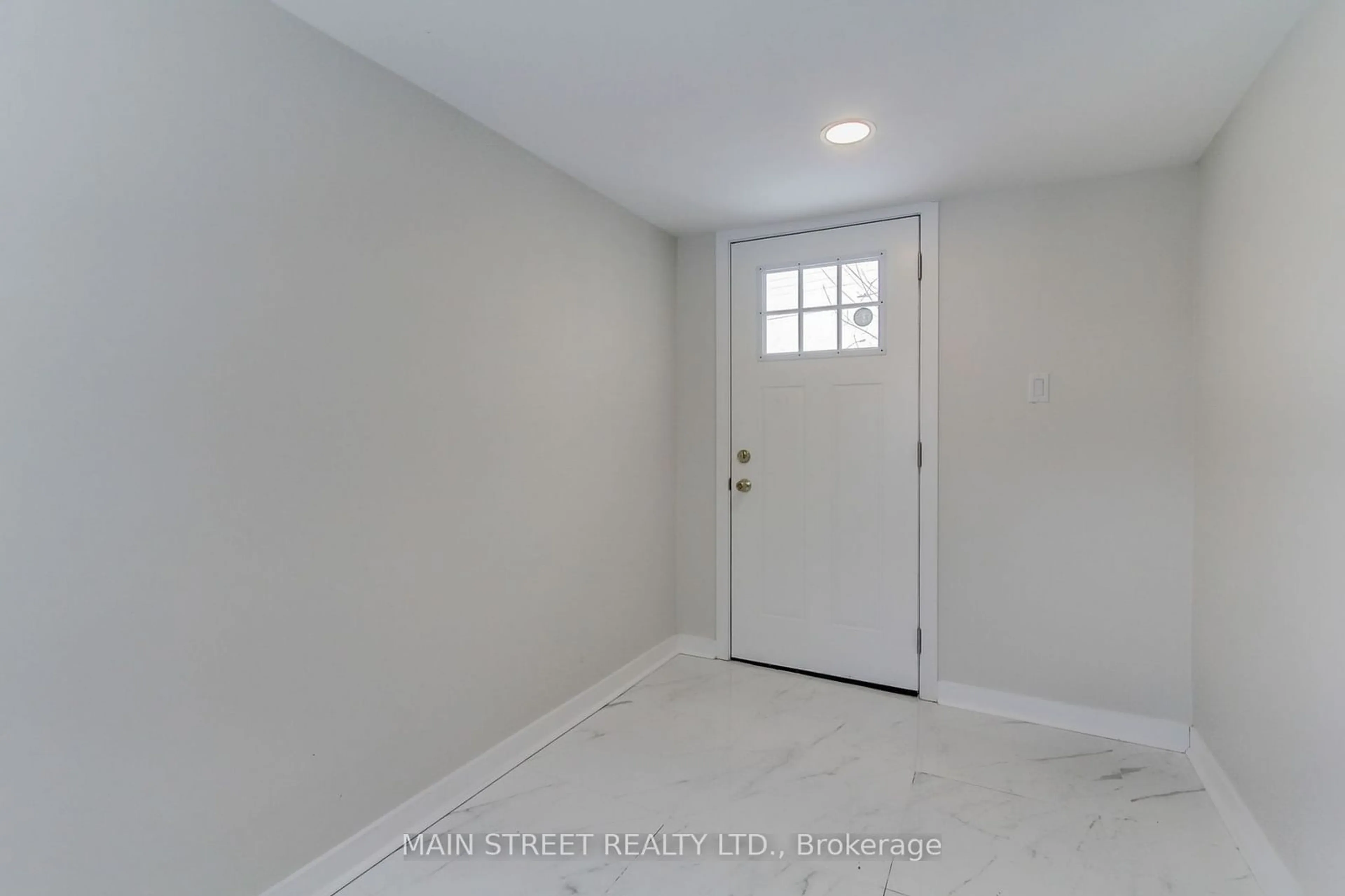 Indoor entryway for 260 The Queensway Rd, Georgina Ontario L4P 2B1