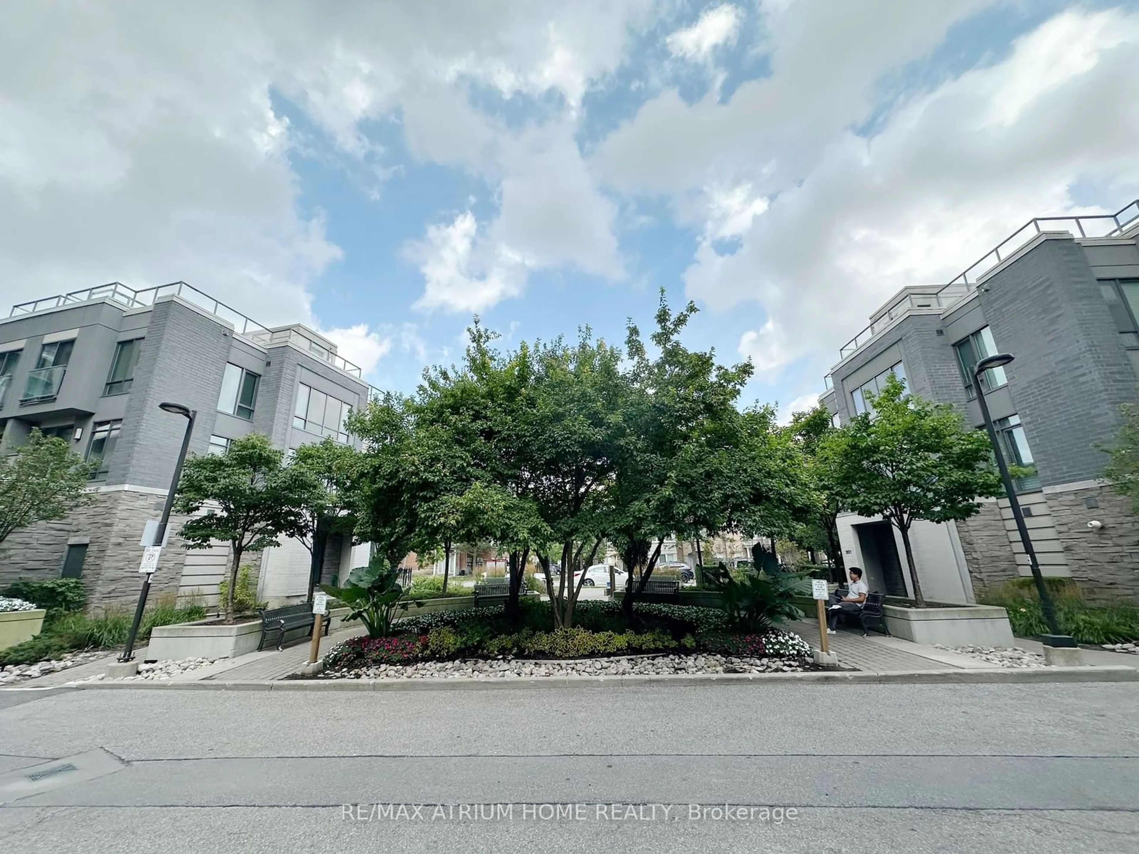 A pic from outside/outdoor area/front of a property/back of a property/a pic from drone, street for 277 South Park Rd #316, Markham Ontario L3T 0B7