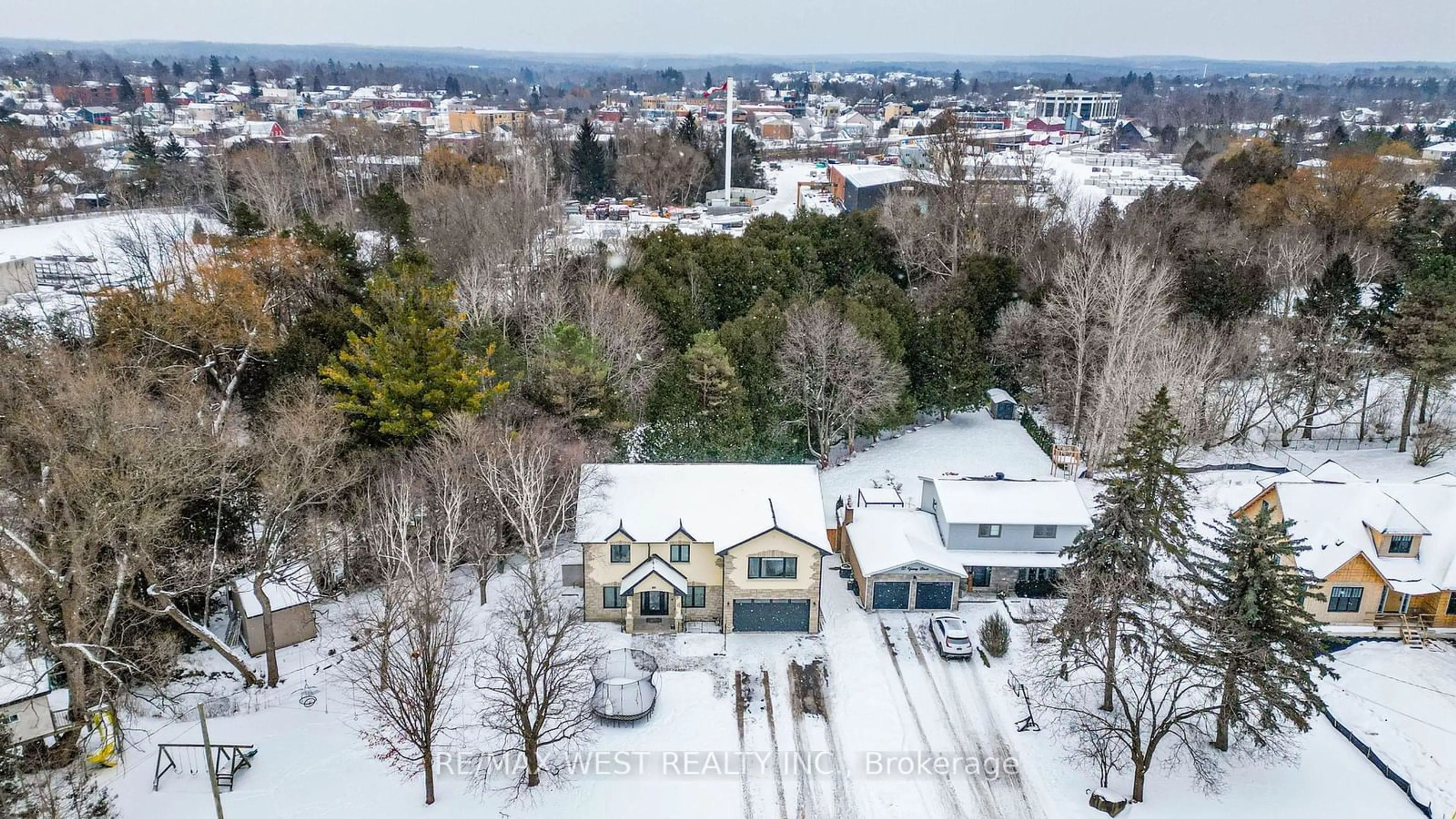 A pic from outside/outdoor area/front of a property/back of a property/a pic from drone, city buildings view from balcony for 59 Young St, Uxbridge Ontario L9P 1B7