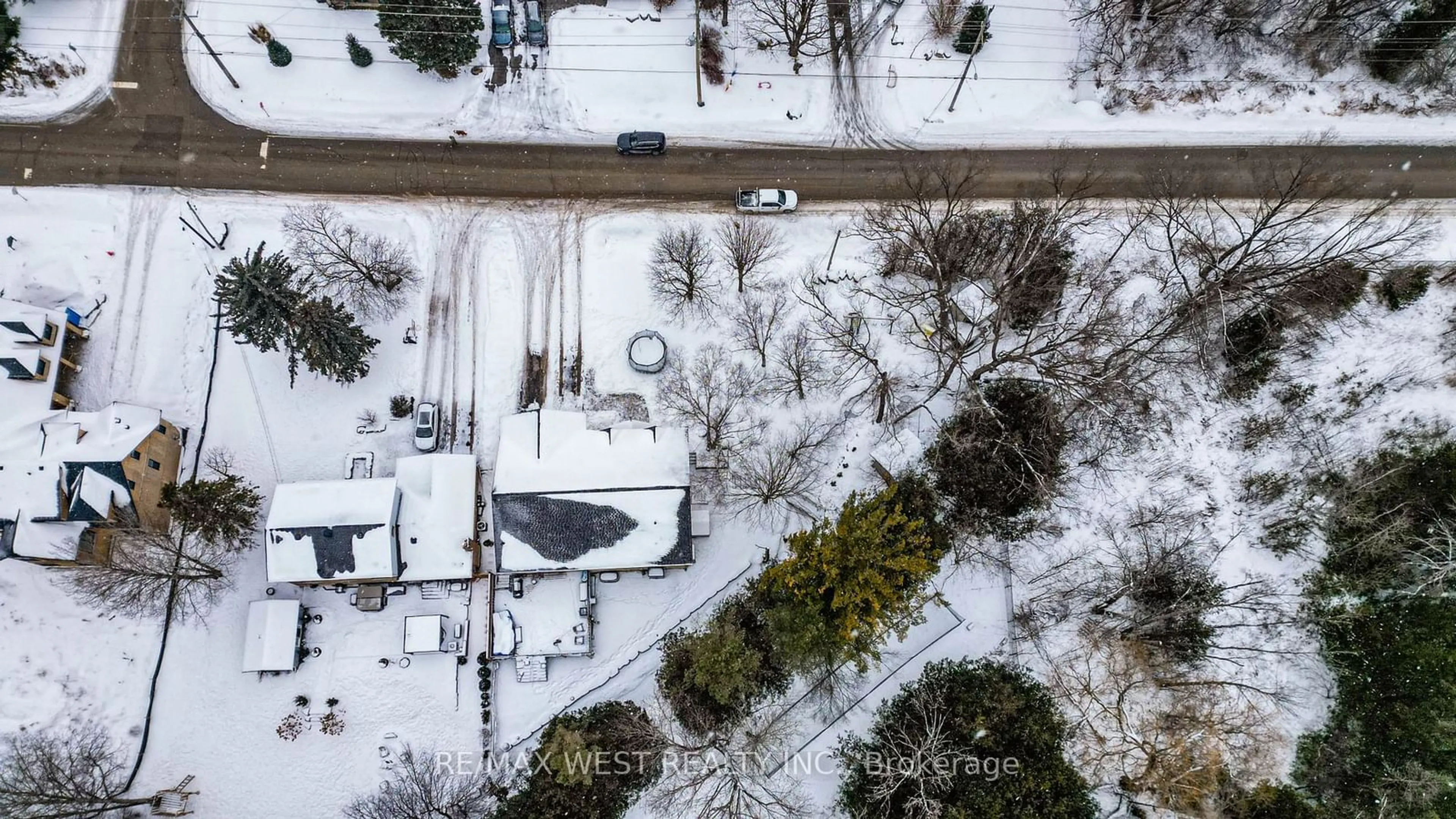 A pic from outside/outdoor area/front of a property/back of a property/a pic from drone, street for 59 Young St, Uxbridge Ontario L9P 1B7