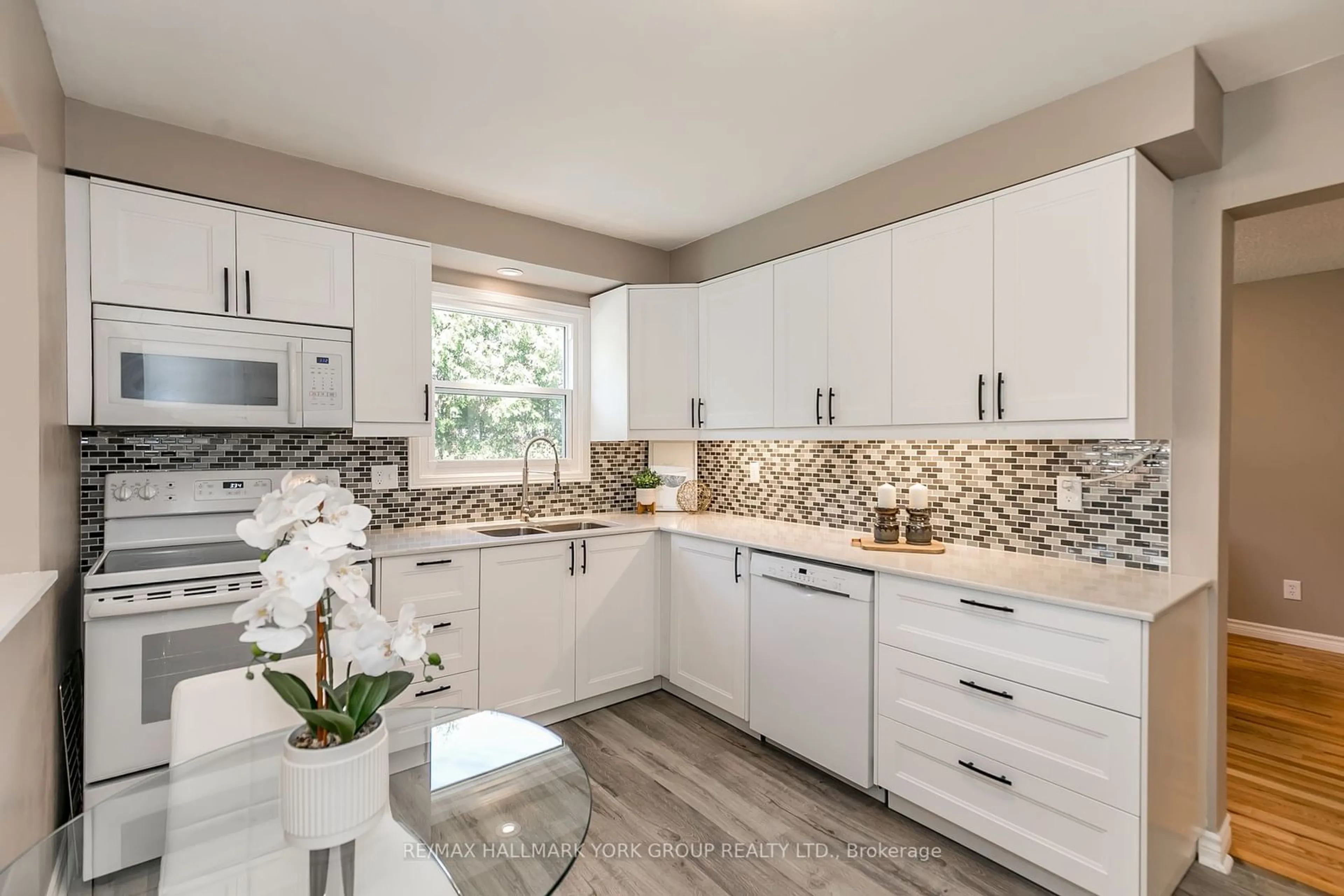 Open concept kitchen, ceramic/tile floor for 29 Eves Crt, Newmarket Ontario L3Y 7P8