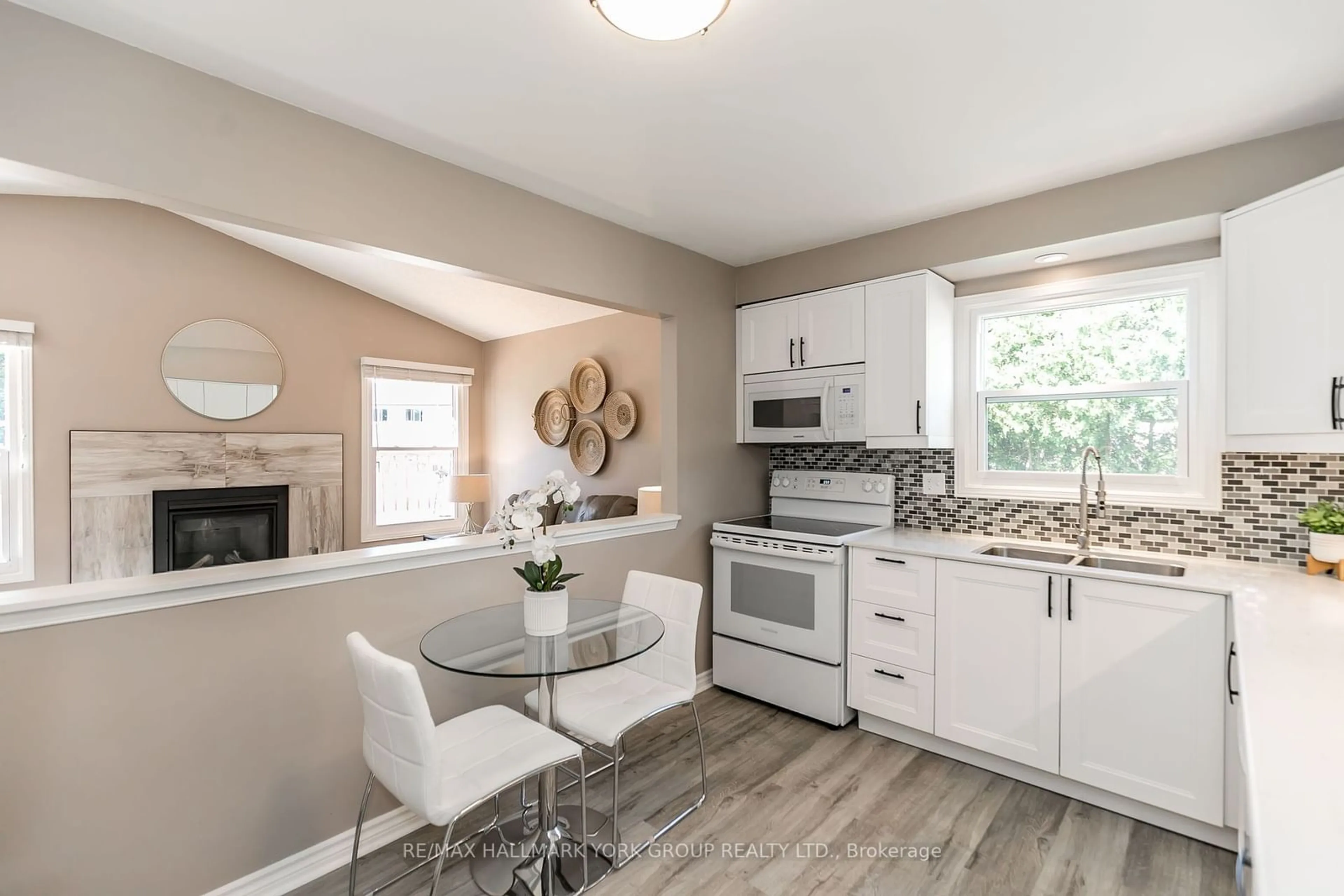 Open concept kitchen, unknown for 29 Eves Crt, Newmarket Ontario L3Y 7P8