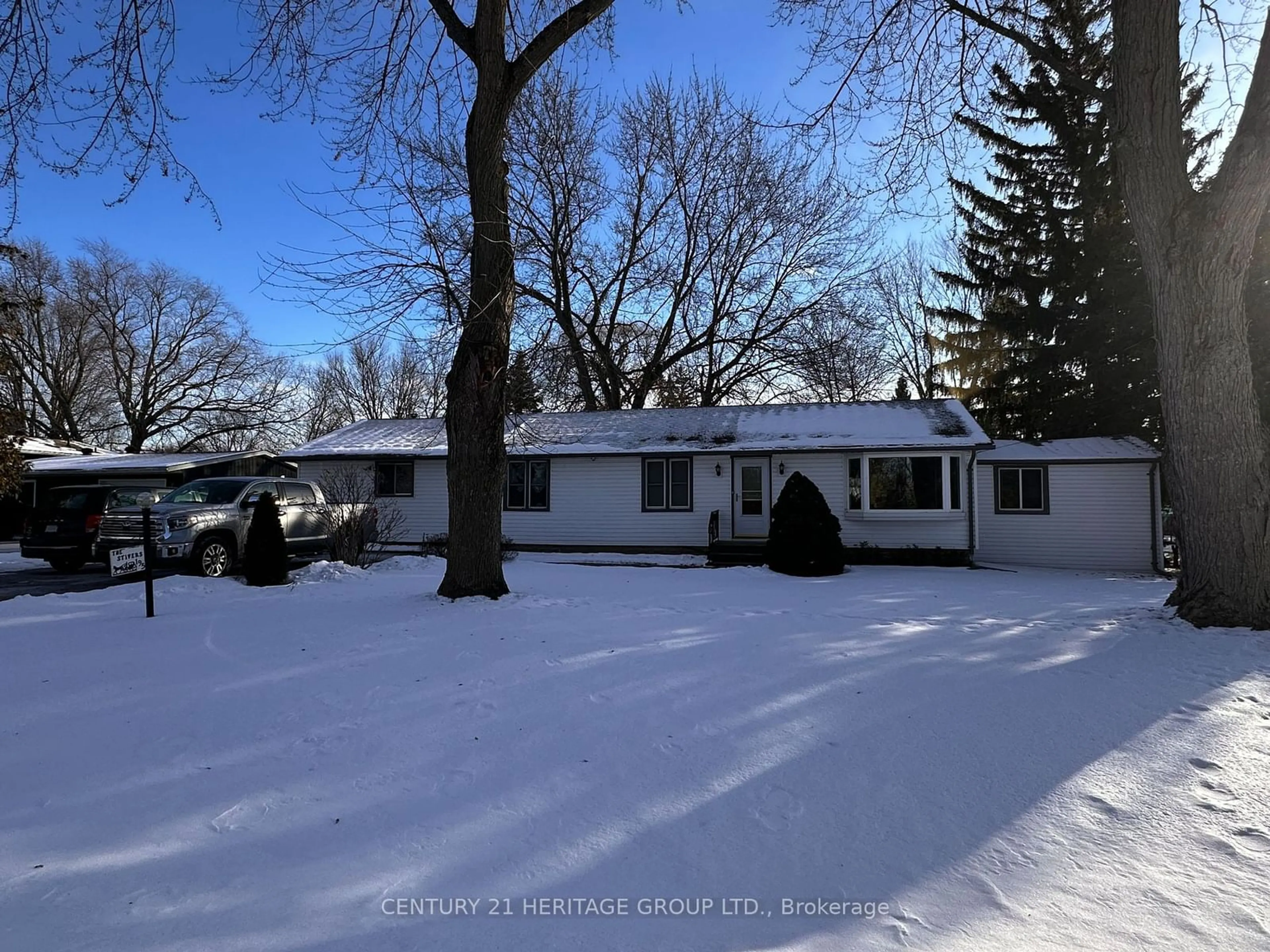 A pic from outside/outdoor area/front of a property/back of a property/a pic from drone, street for 195 Wynhurst Rd, Georgina Ontario L4P 2R6