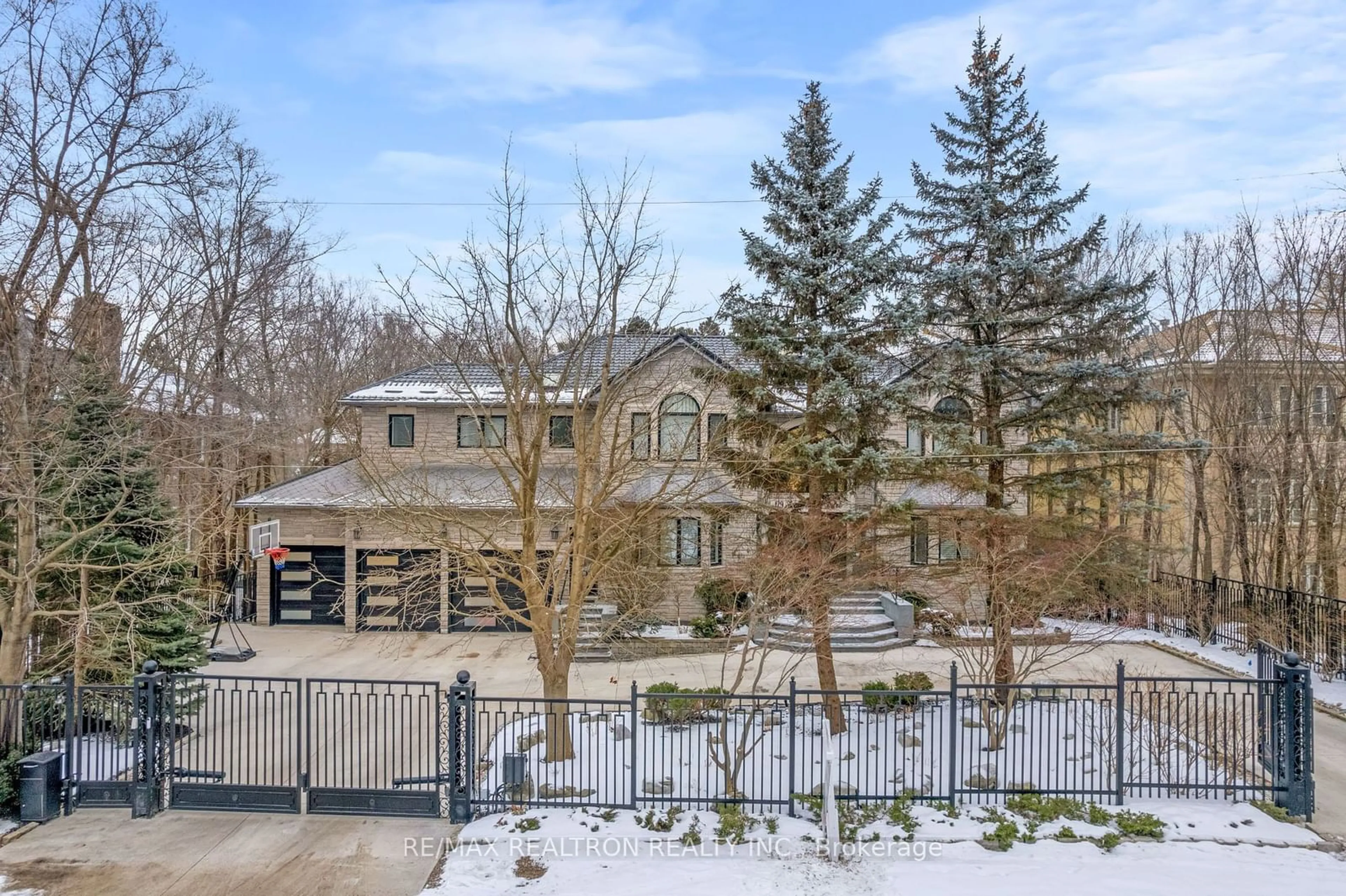 A pic from outside/outdoor area/front of a property/back of a property/a pic from drone, street for 129 Thornridge Dr, Vaughan Ontario L4J 1E4