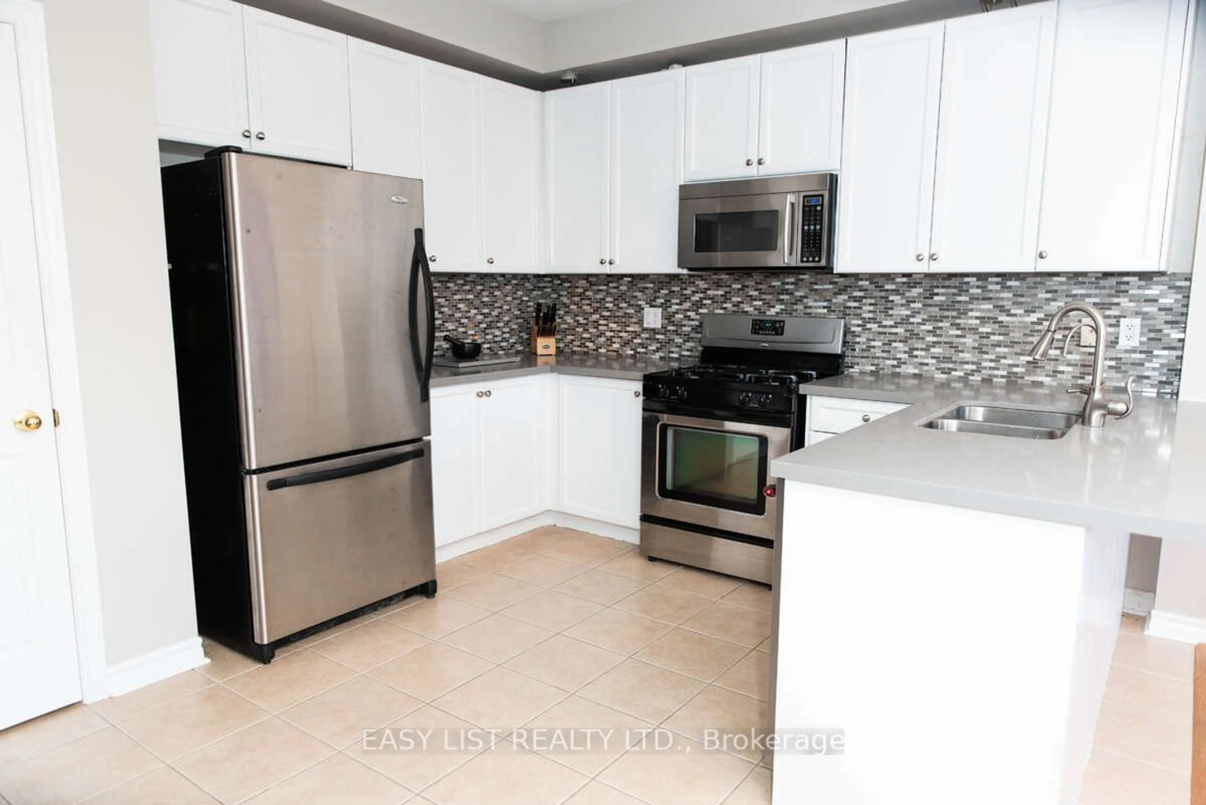 Standard kitchen, ceramic/tile floor for 27 Laurelbank Cres, Georgina Ontario L4P 4H7