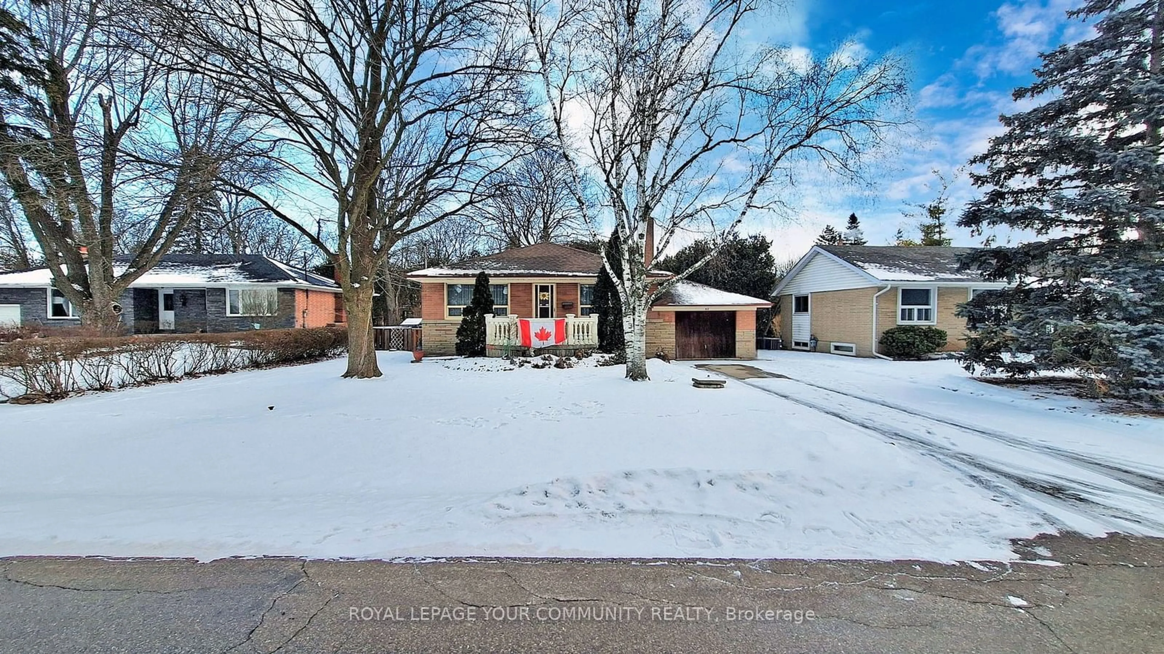 A pic from outside/outdoor area/front of a property/back of a property/a pic from drone, street for 42 Rougecrest Dr, Markham Ontario L3P 3B6