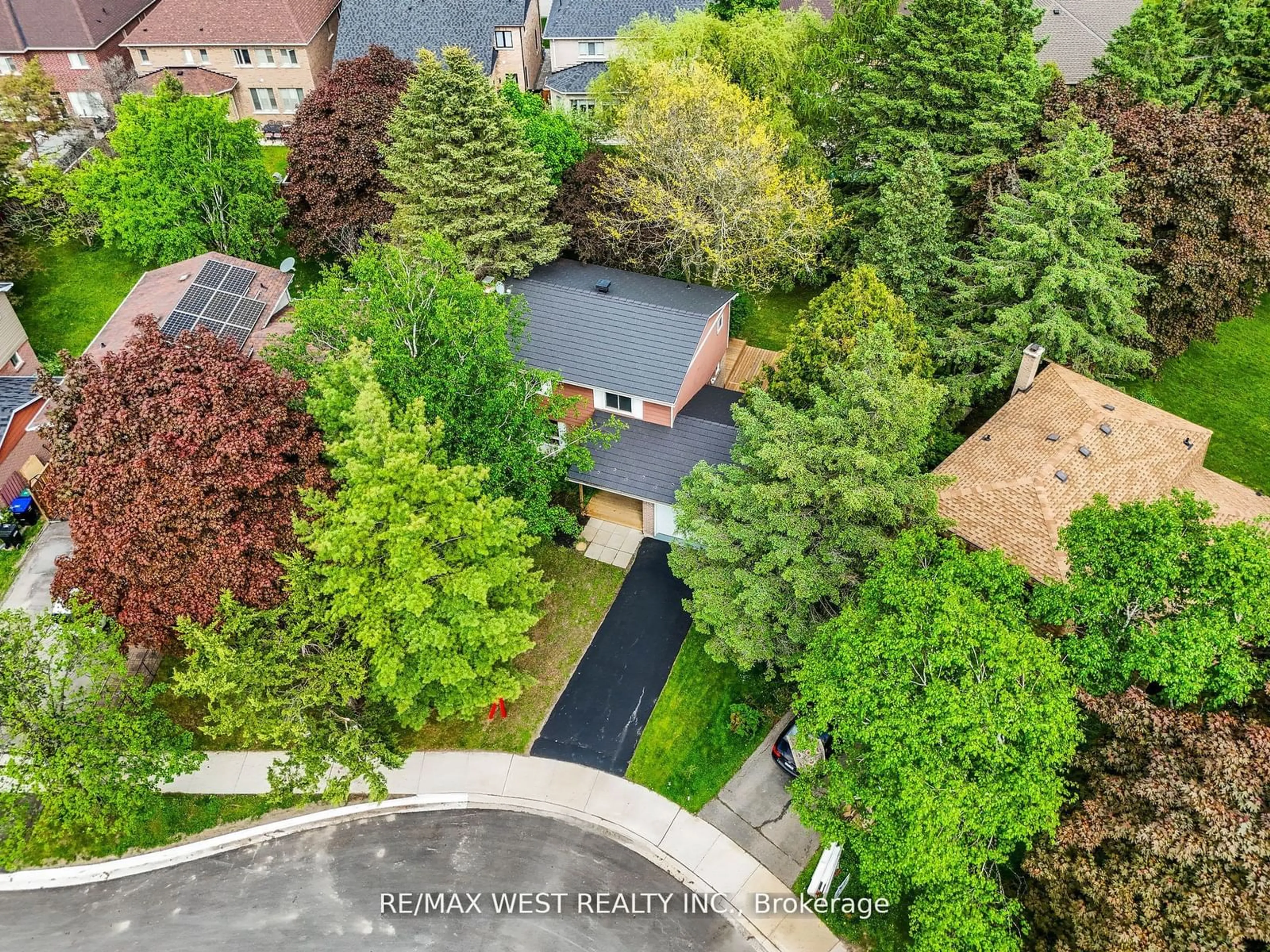 A pic from outside/outdoor area/front of a property/back of a property/a pic from drone, city buildings view from balcony for 83 The Blvd, New Tecumseth Ontario L0G 1W0