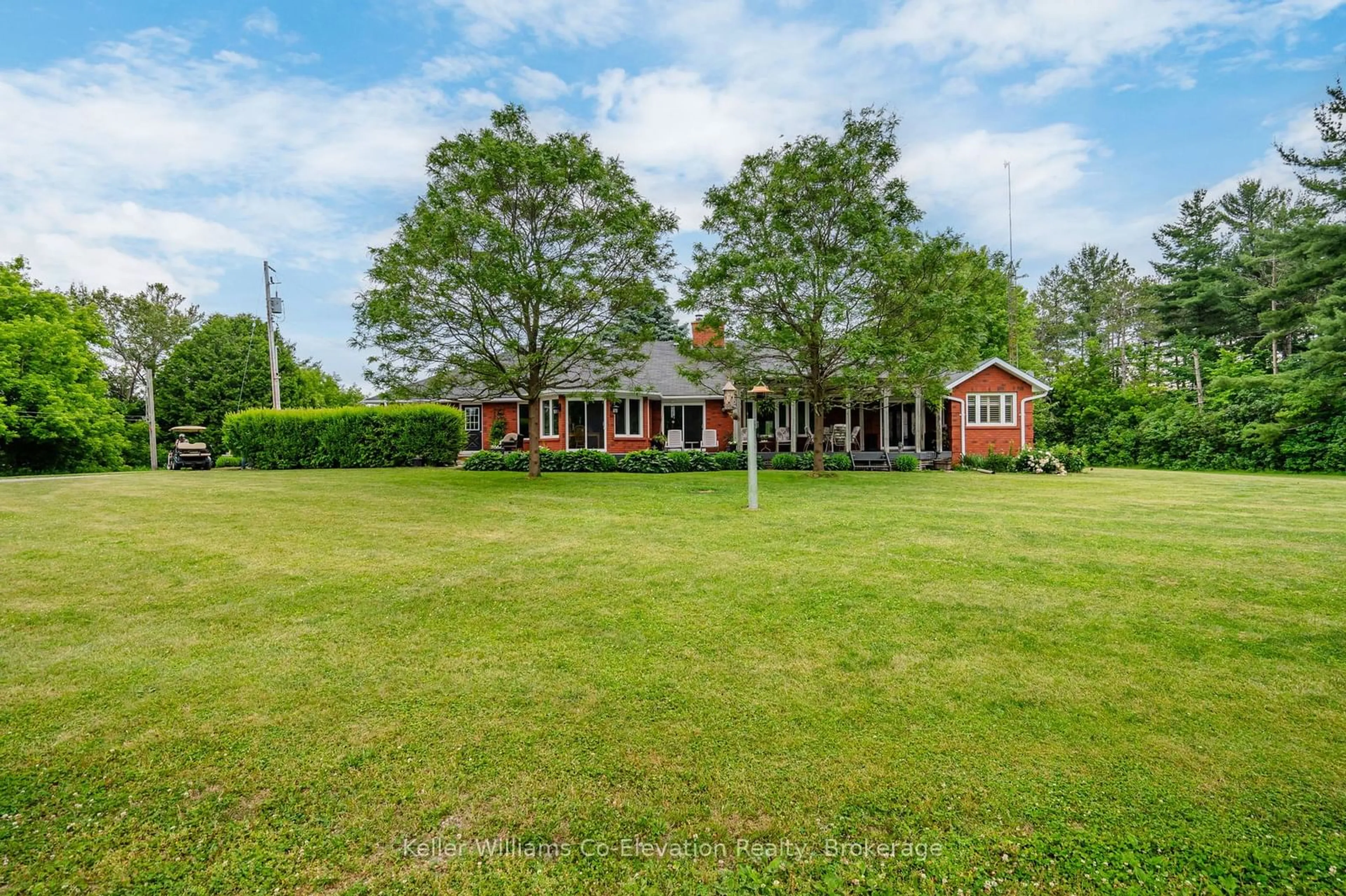 A pic from outside/outdoor area/front of a property/back of a property/a pic from drone, unknown for 4060 10TH Sdrd, Bradford West Gwillimbury Ontario L3Z 3V2