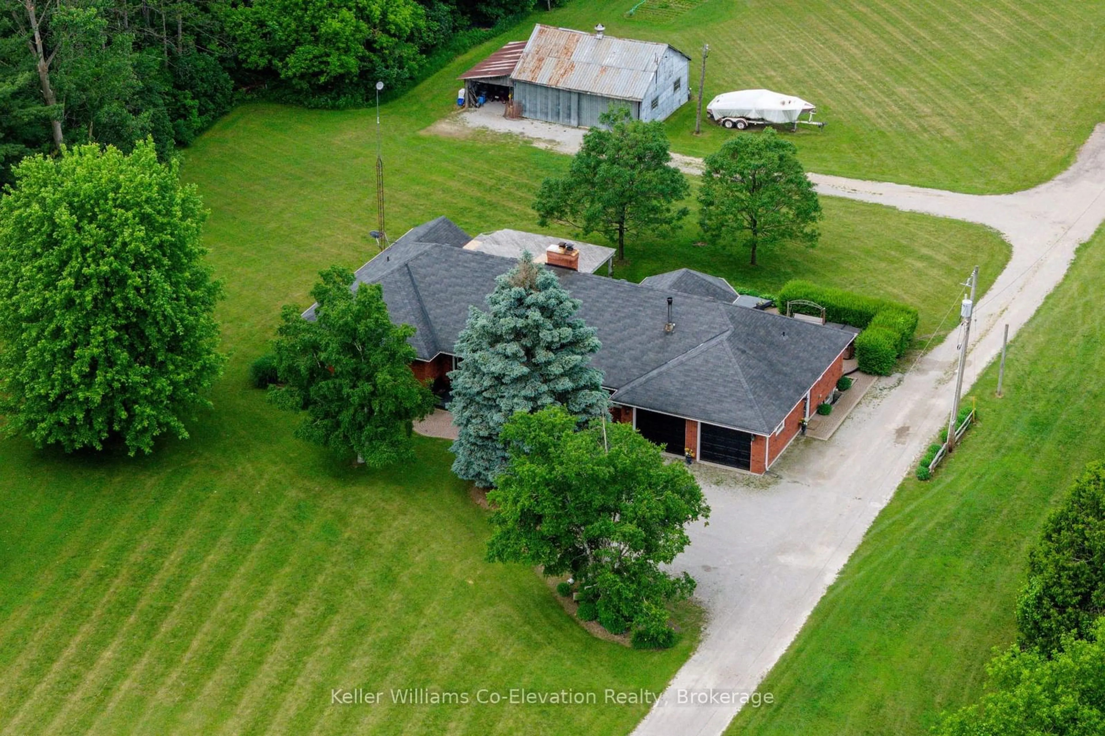 A pic from outside/outdoor area/front of a property/back of a property/a pic from drone, unknown for 4060 10TH Sdrd, Bradford West Gwillimbury Ontario L3Z 3V2