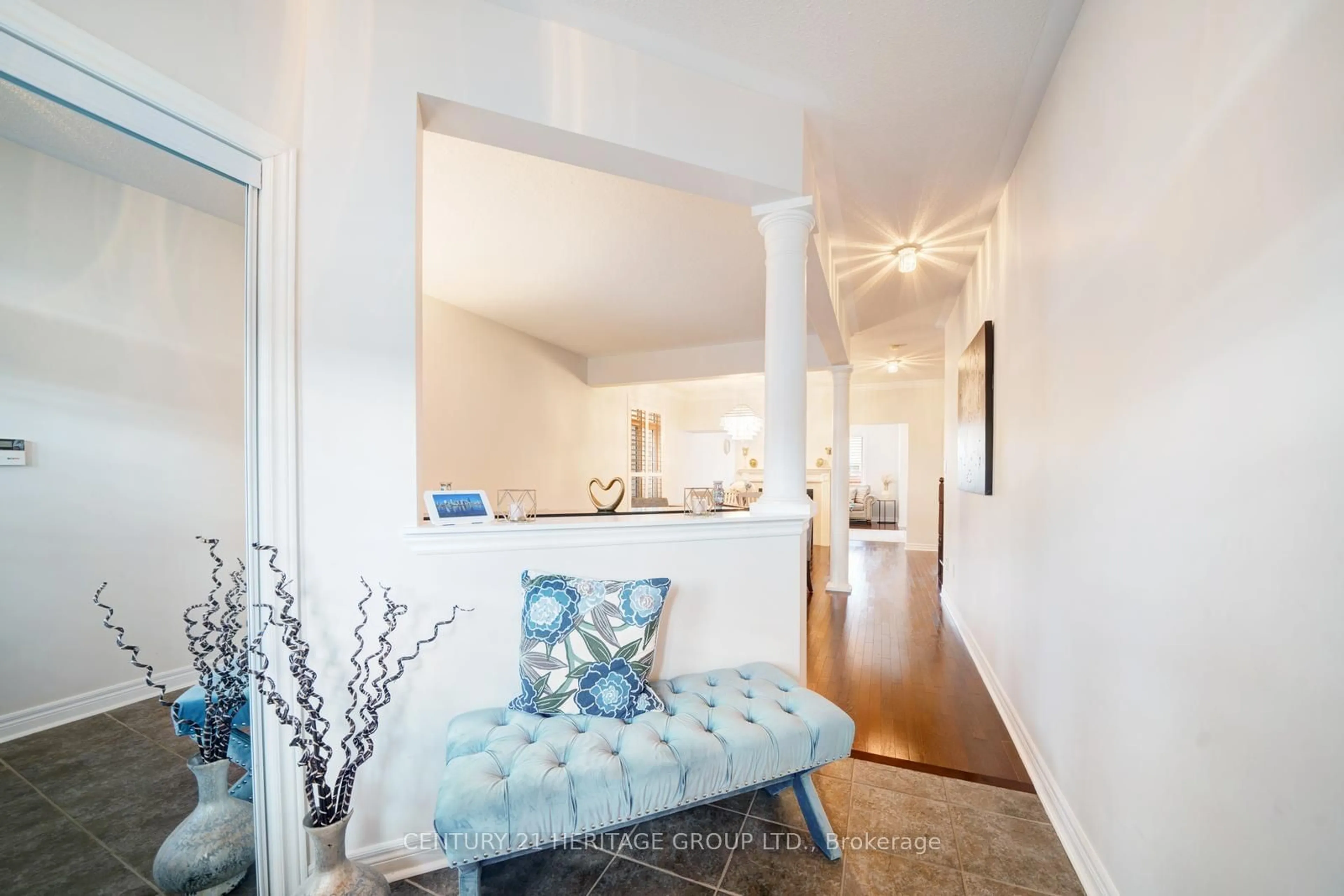 Indoor entryway for 173 Wainscot Ave, Newmarket Ontario L3X 2X4