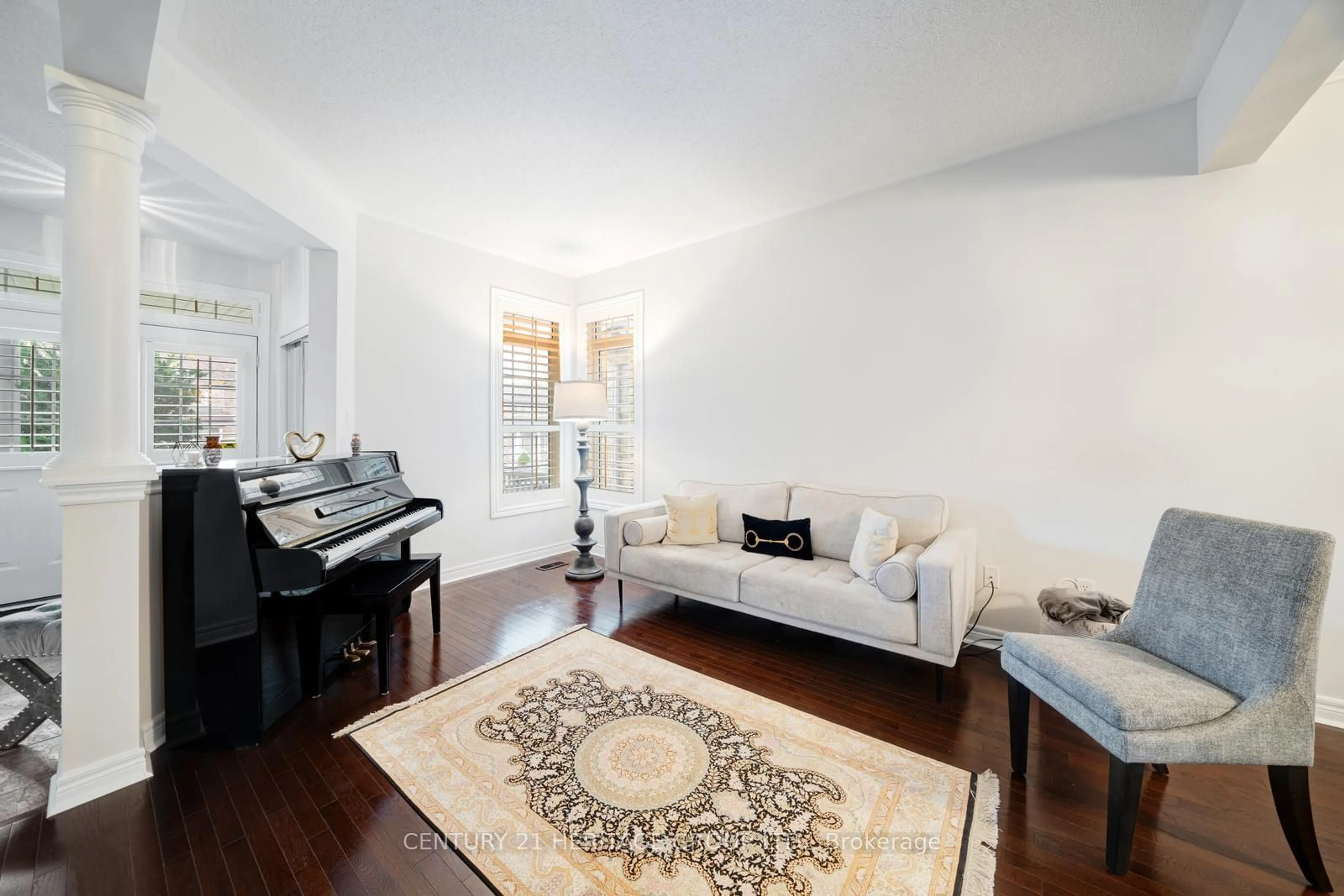 Living room with furniture, unknown for 173 Wainscot Ave, Newmarket Ontario L3X 2X4