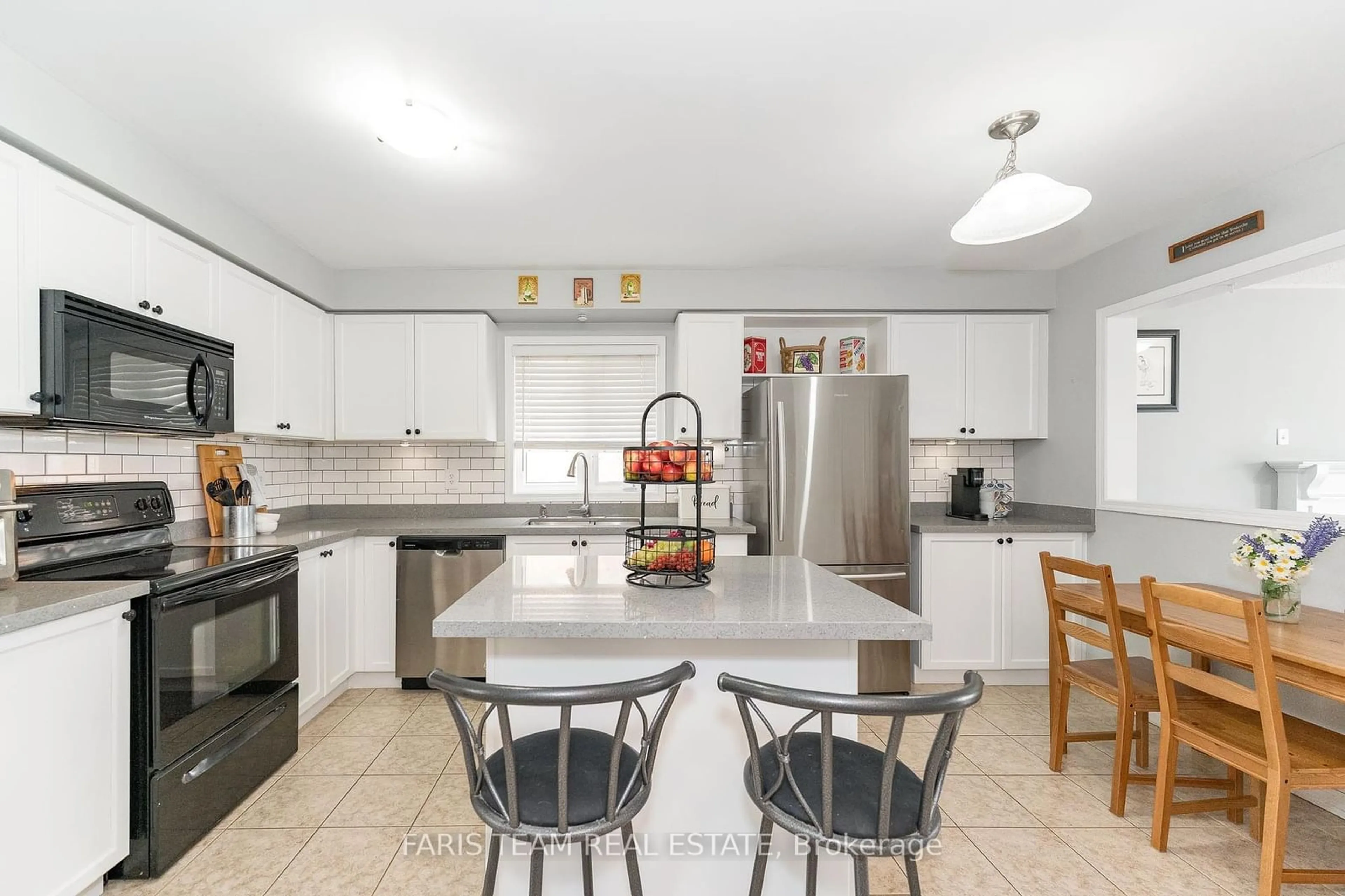 Open concept kitchen, ceramic/tile floor for 4 Callander Cres, New Tecumseth Ontario L9R 0B3