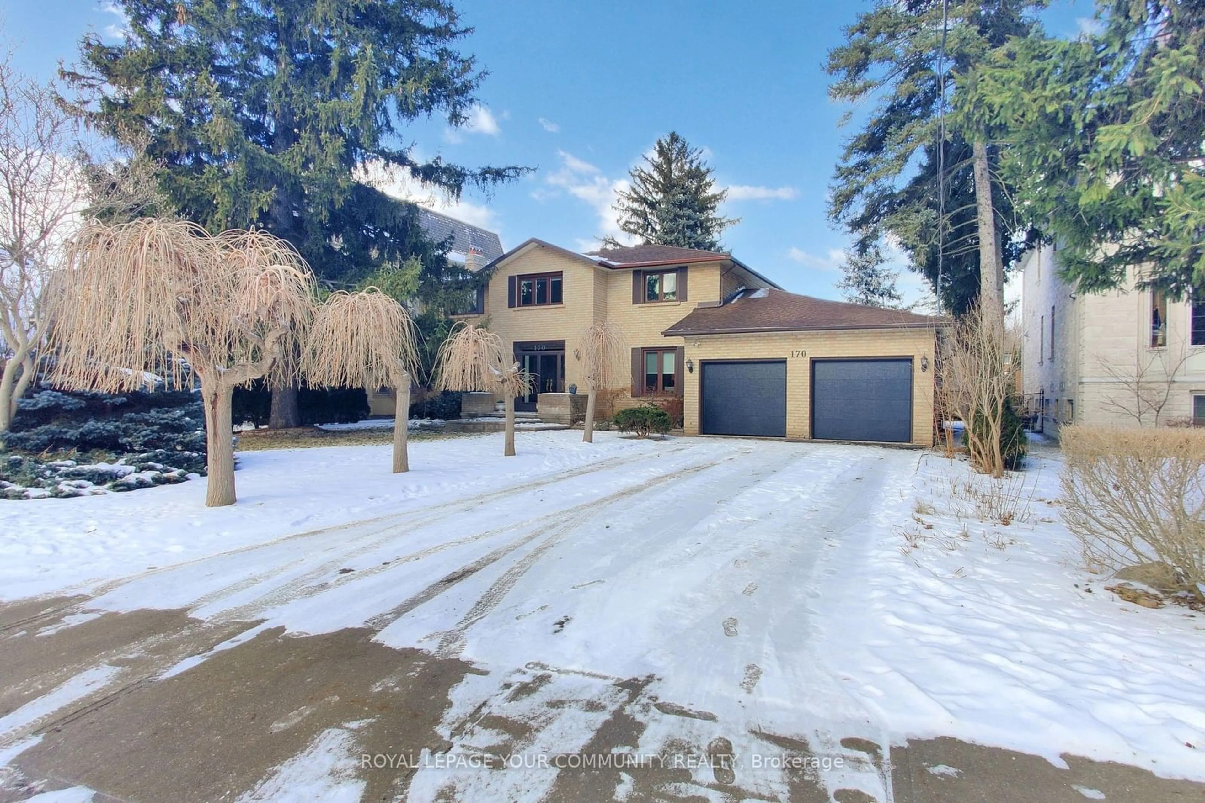 A pic from outside/outdoor area/front of a property/back of a property/a pic from drone, street for 170 Garden Ave, Richmond Hill Ontario L4C 6M2